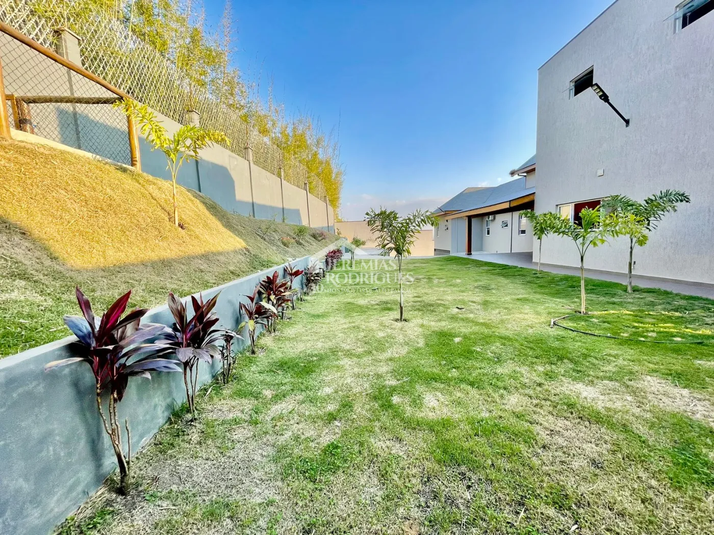 Casa à venda com 3 dormitórios no Condomínio Village da Serra em Tremembé/SP.