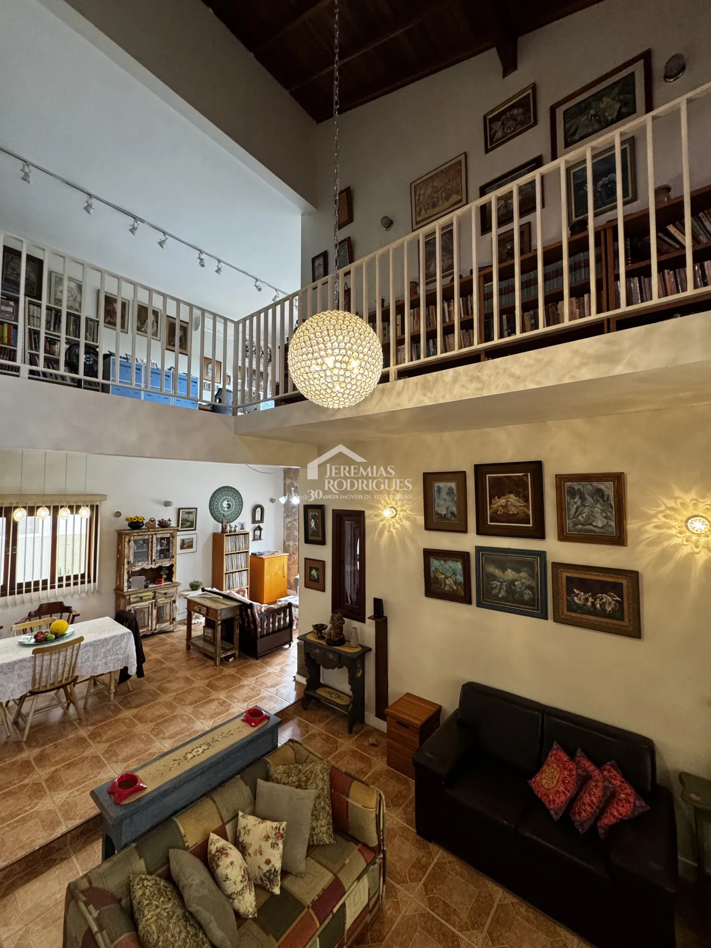 Casa assobradada à venda com 4 dormitórios no Condomínio Jardim das Hortênsias em Taubaté/SP.