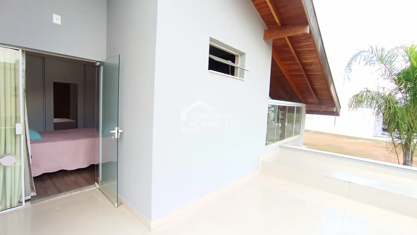 Casa à venda com 3 suítes no Condomínio Moema Ville em Pindamonhangaba/SP.