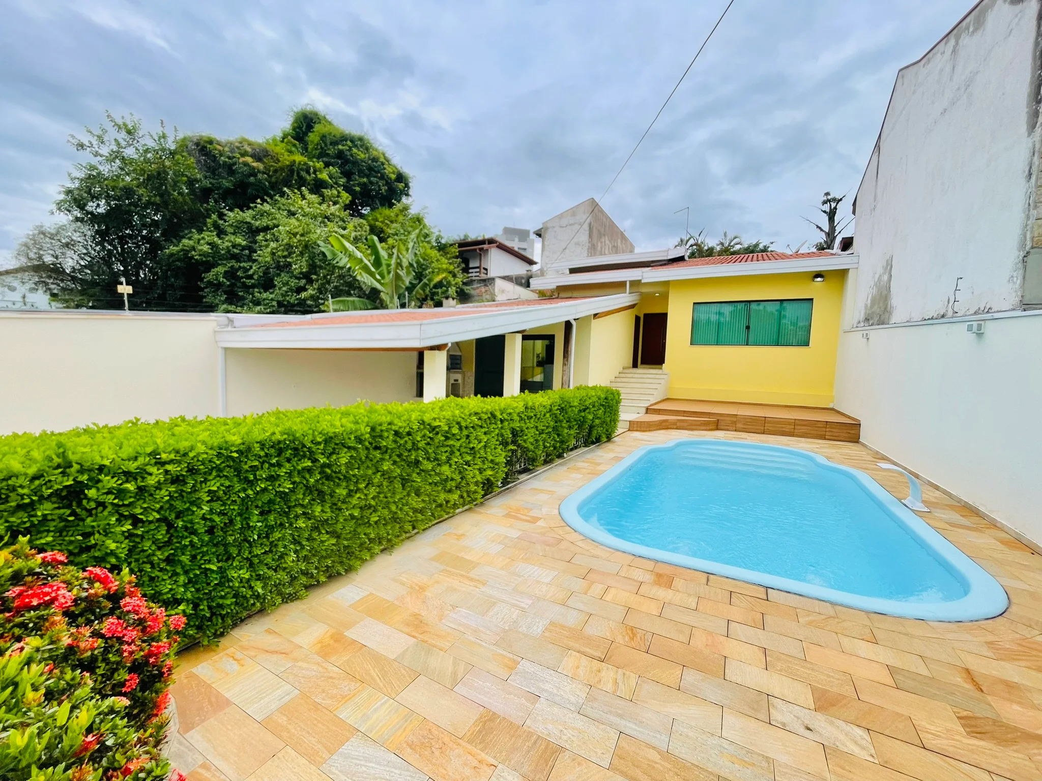 Casa à venda com 3 dormitórios no bairro Jardim das Nações em Taubaté/SP. 