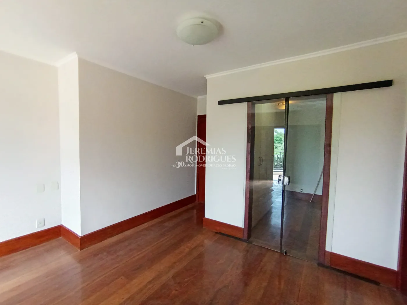 Casa à venda e locação com 4 suítes no Condomínio Colonial Village I em Pindamonhangaba/SP.