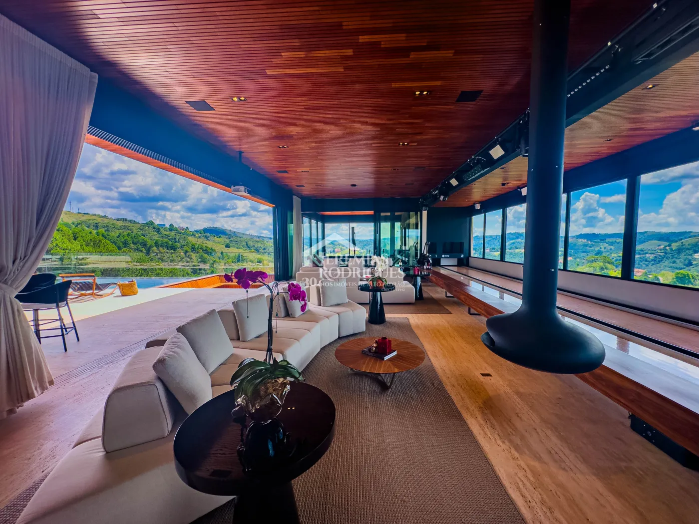 Mansão à venda com 11 suítes no Condomínio Gran Ville em Campos do Jordão/SP.