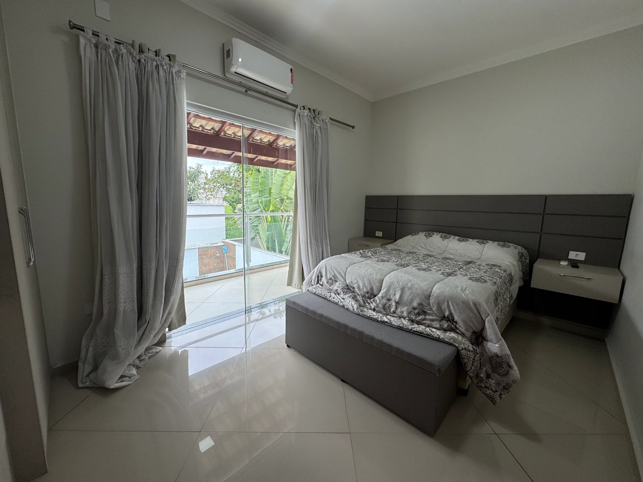 Casa à venda com 3 suítes no Condomínio Reserva dos Lagos em Pindamonhangaba/SP. 