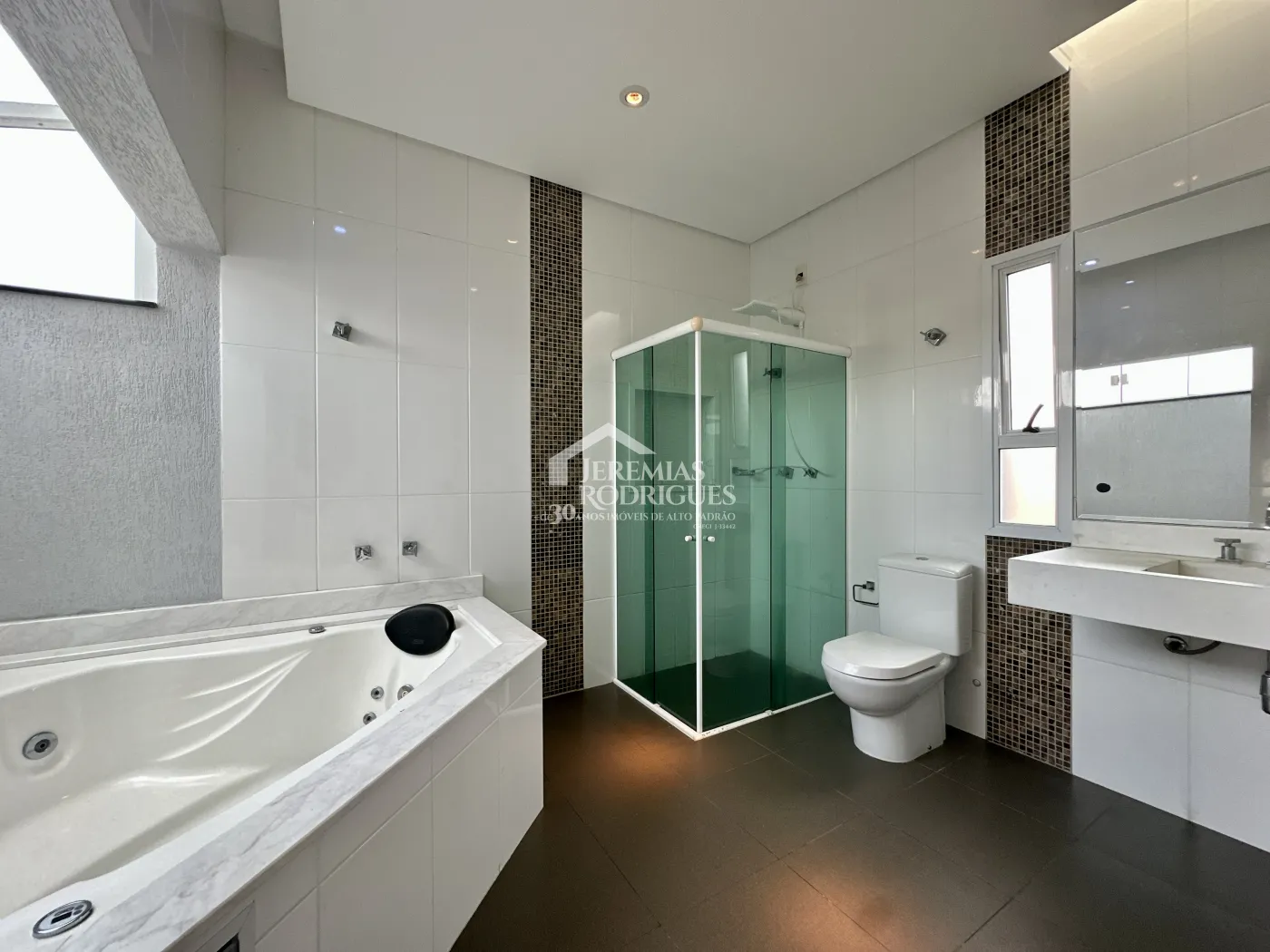 Sobrado com 3 dormitórios, 302 m2 - Condomínio Campos do Conde II - Tremembé/SP.