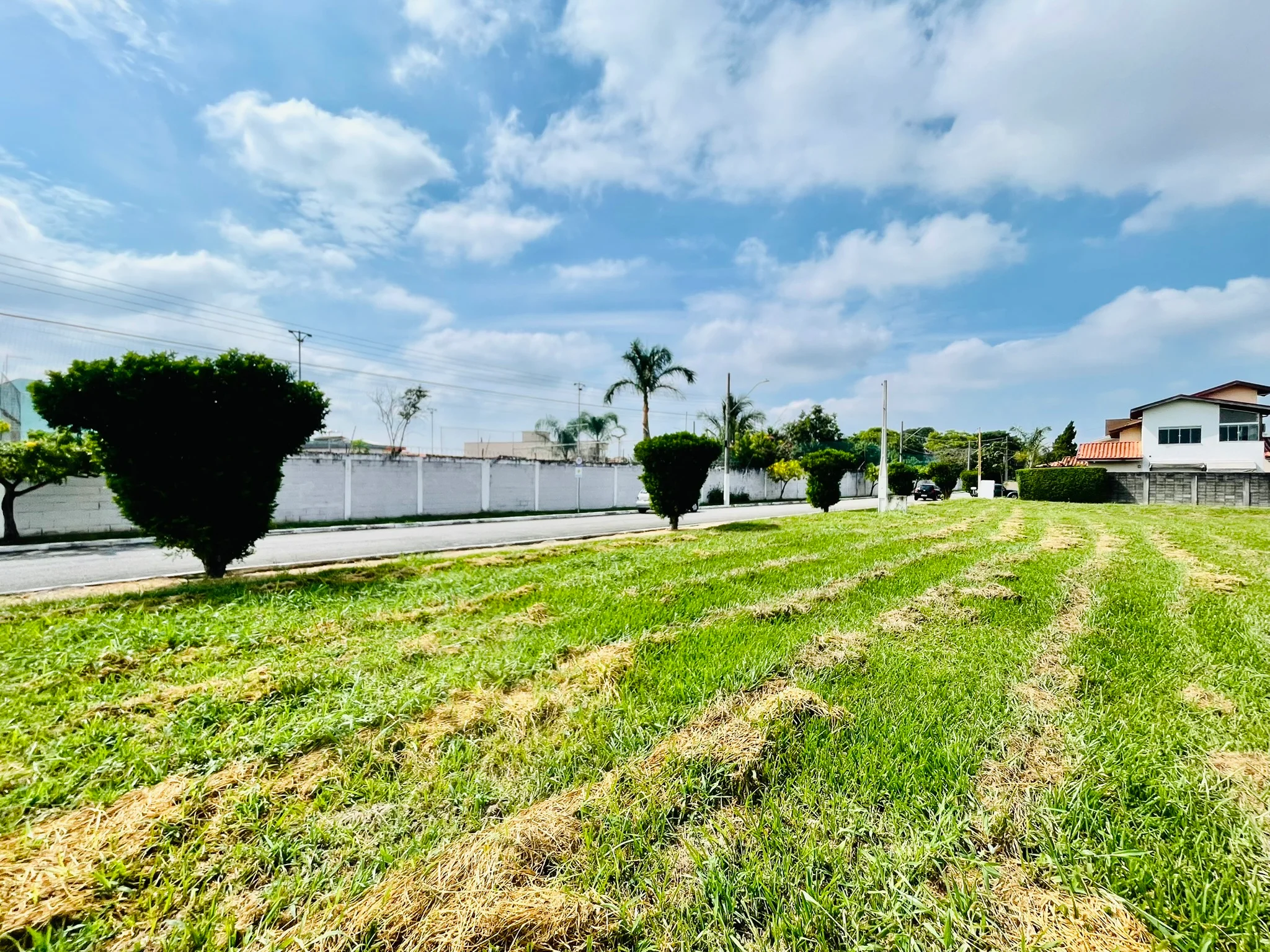 Terreno à venda no Condomínio Jardim das Hortênsias em Taubaté/SP.