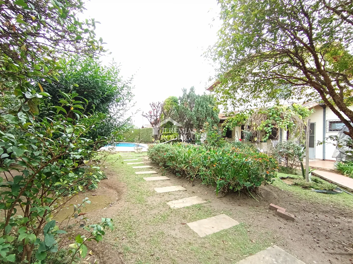 Casa para venda e locação com 3 suítes no bairro Parque das Flores em Taubaté/SP.