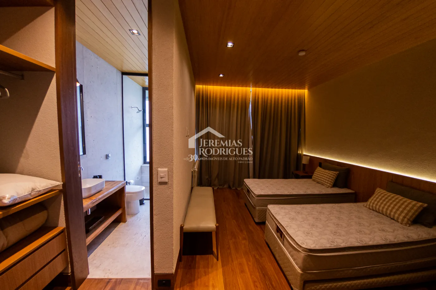 Casa com 5 quartos, 560 m²- Colinas Capivari - Campos do Jordão/SP