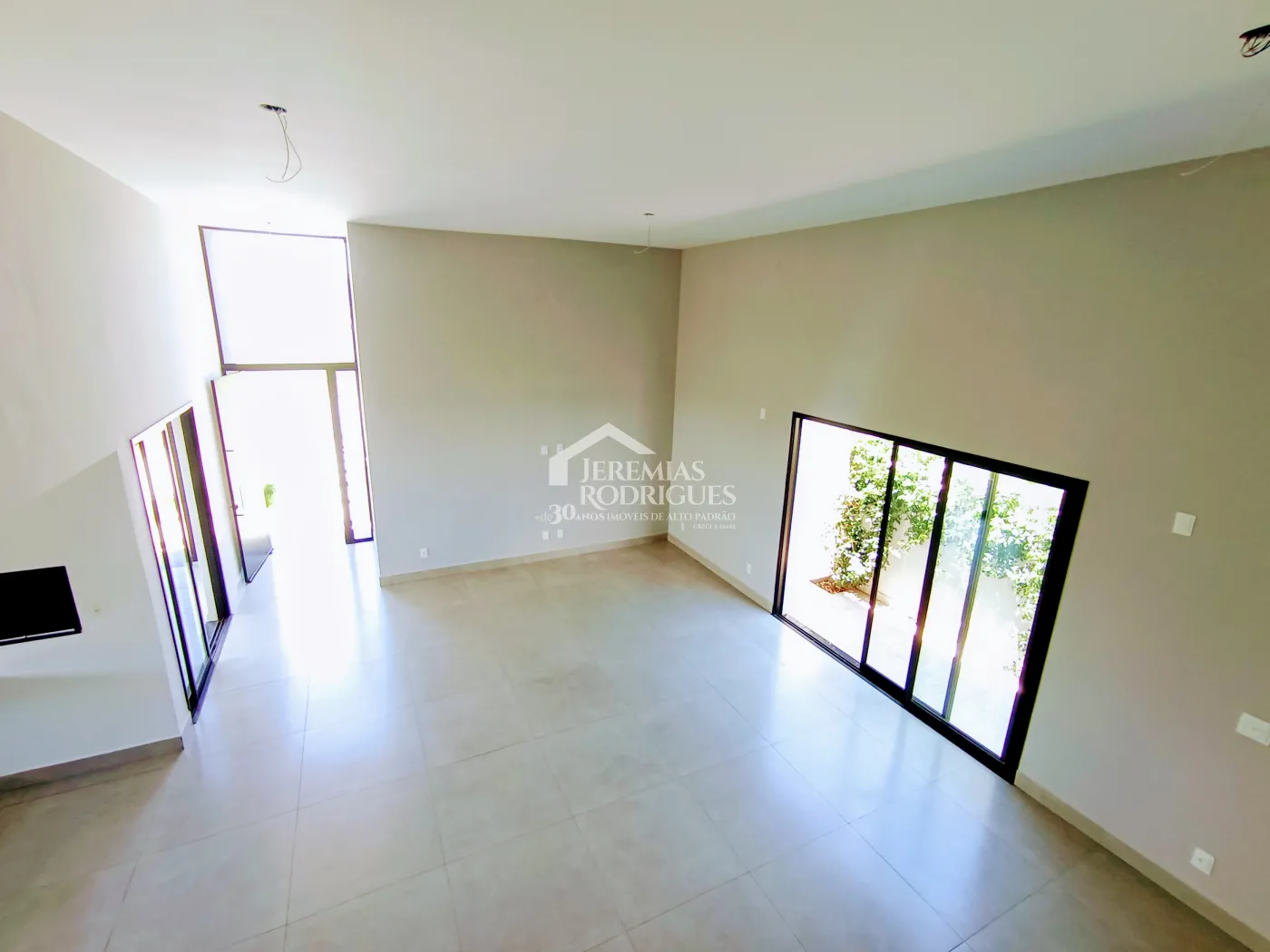 Casa assobradada à venda com 3 suítes no Condomínio Cyrela Landscape em Taubaté/SP.