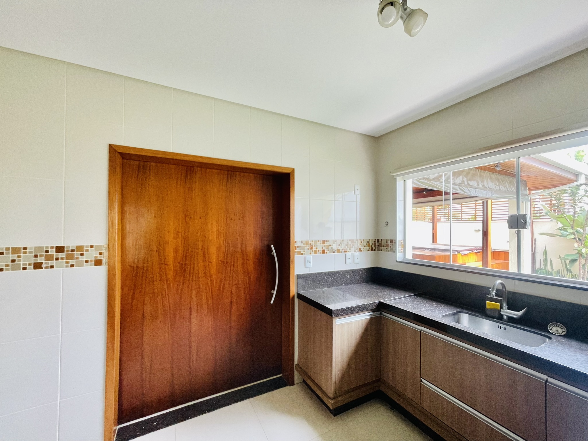 Casa para locação com 4 dormitórios no Condomínio Campos do Conde II em Tremembé/SP.