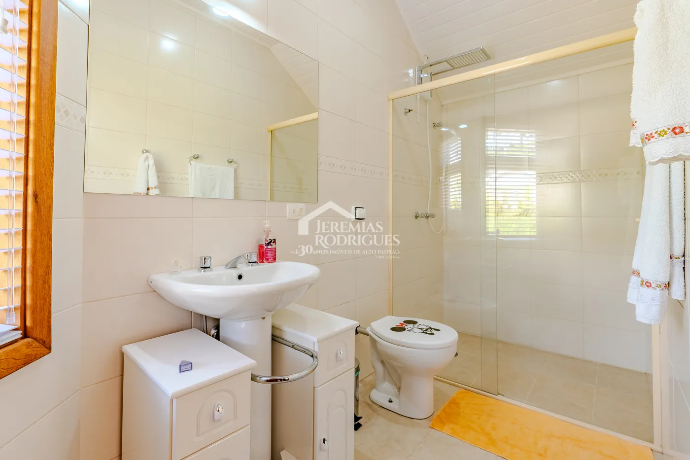 Casa assobradada à venda com 3 dormitórios no Condomínio Aldeia Austríaca em Campos do Jordão/SP.