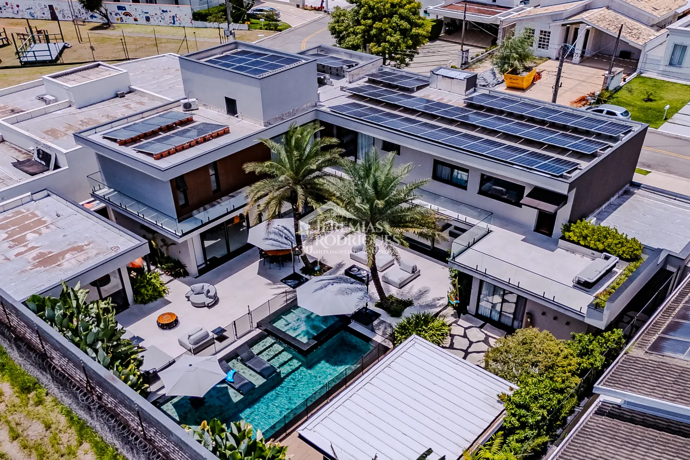 Casa à venda com 4 suítes no Condomínio Taubaté Village em Taubaté/SP.