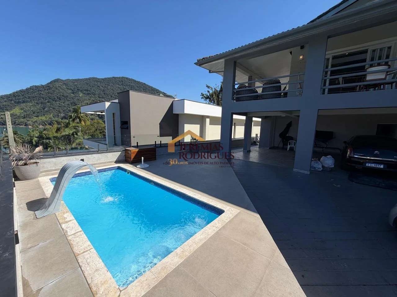 Casa à venda no Condomínio Santa Rita em Ubatuba/SP.