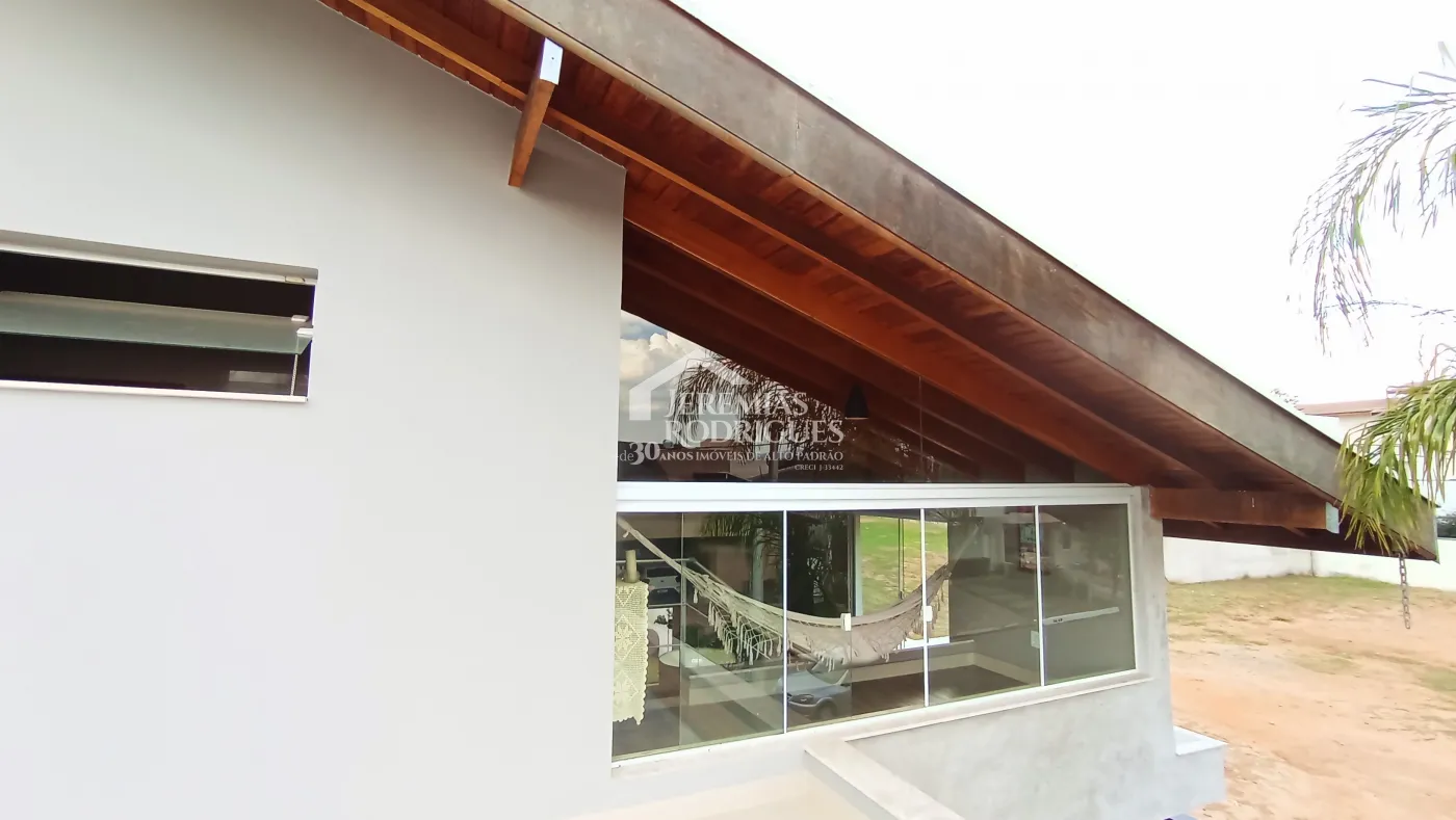 Casa à venda com 3 suítes no Condomínio Moema Ville em Pindamonhangaba/SP.