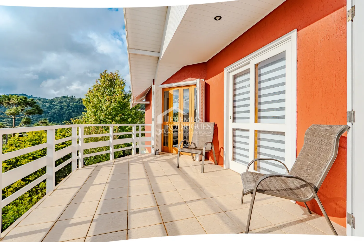 Casa assobradada à venda com 3 dormitórios no Condomínio Aldeia Austríaca em Campos do Jordão/SP.