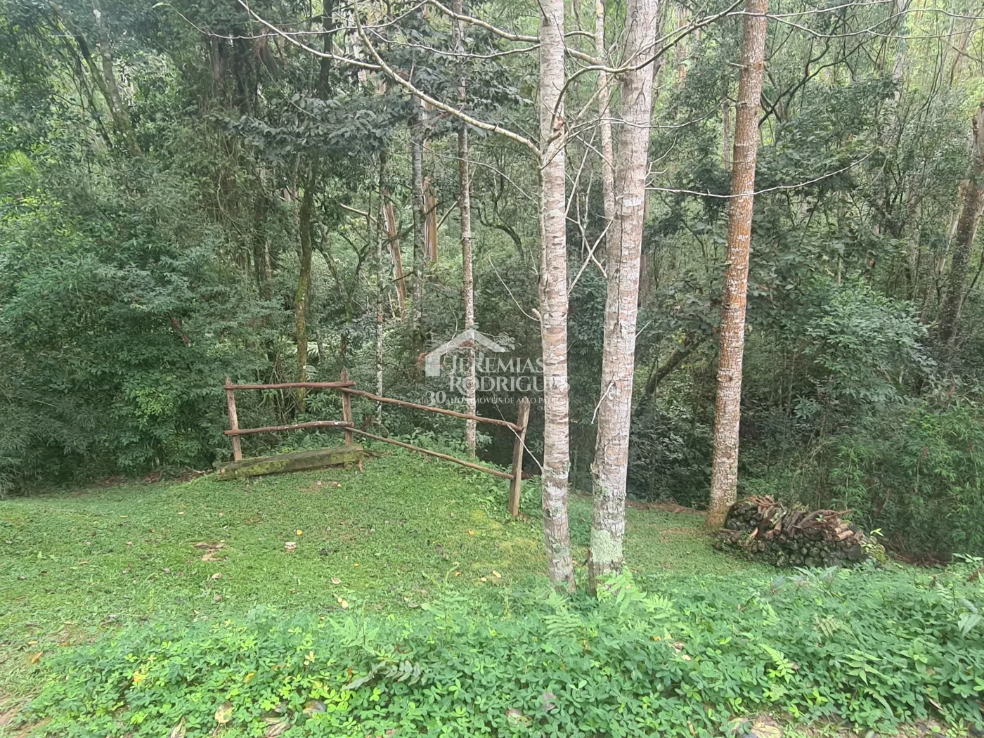 Chácara à venda com 400 m² no bairro Santa Cruz em Santo Antônio do Pinhal/SP.