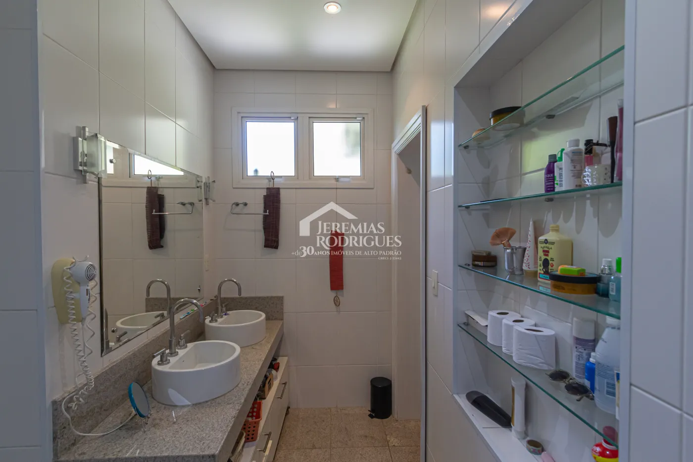 Casa para venda com 4 suítes no Condomínio Residencial dos Pinheiros em Caçapava/SP