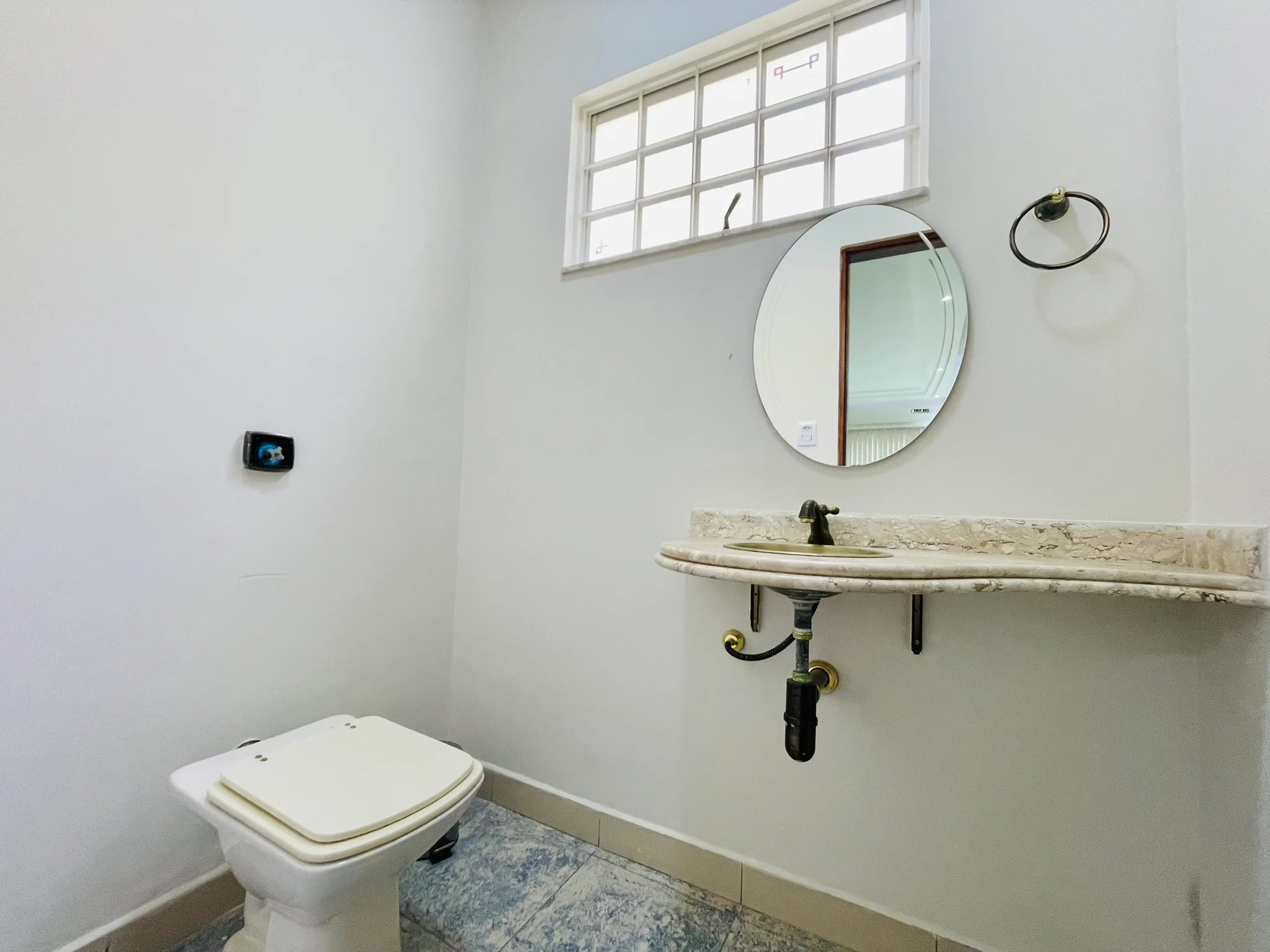 Casa à venda com 3 dormitórios no bairro Jardim das Nações em Taubaté/SP. 