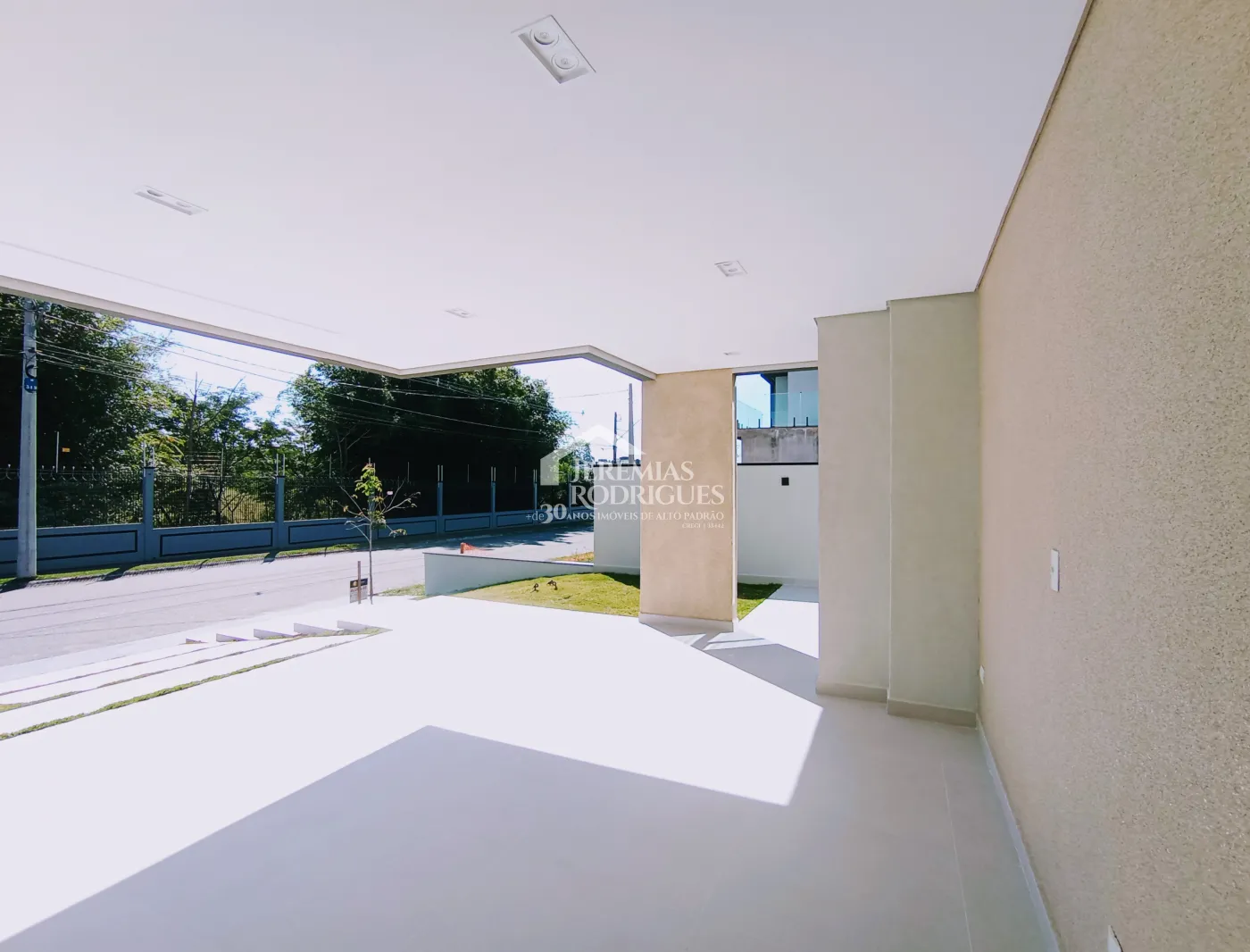 Casa à venda com 3 dormitórios no Condomínio Malibu em Caçapava/SP.