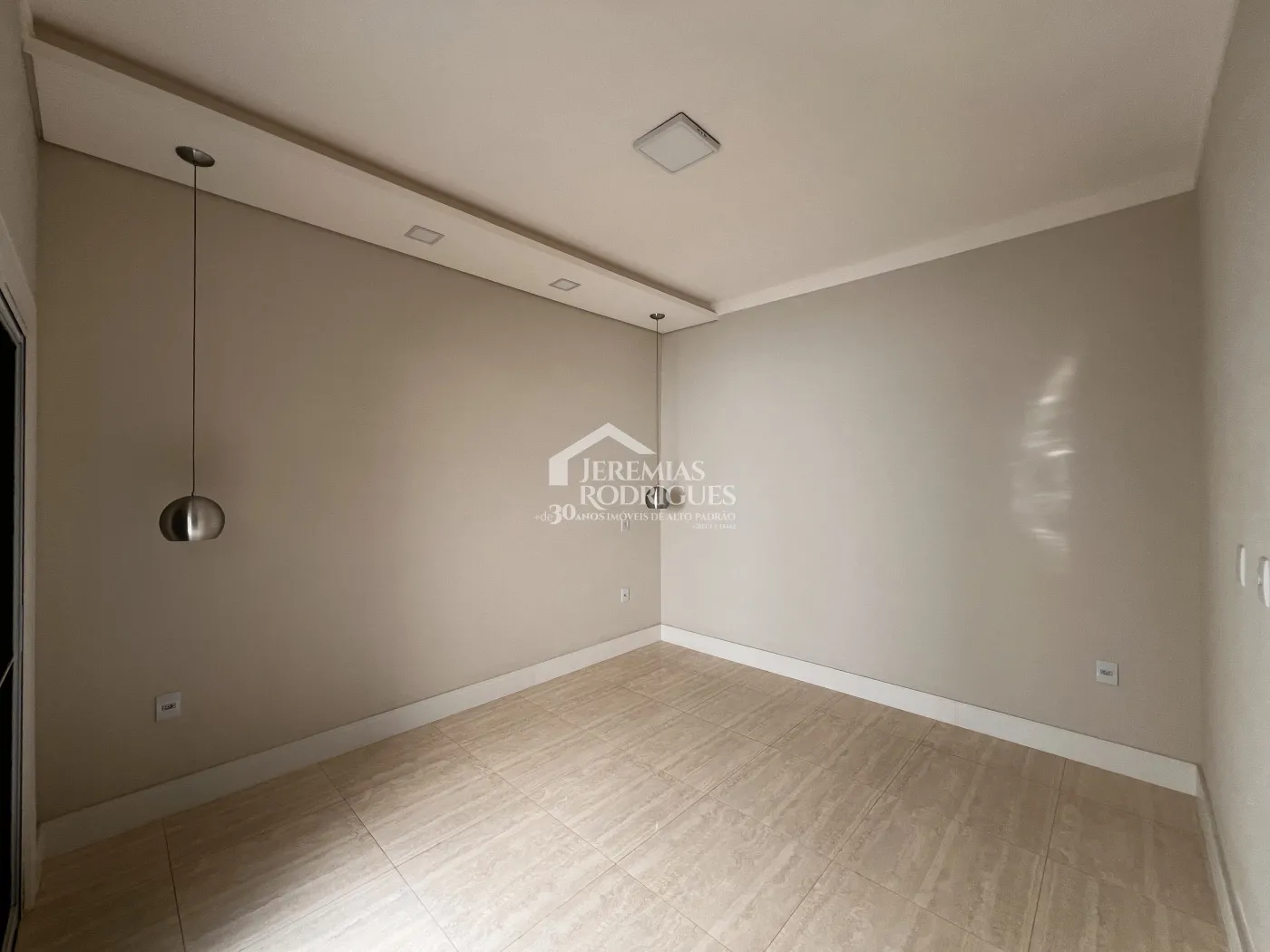 Casa à venda com 3 dormitórios no Condomínio Campos do Conde II em Tremembé/SP.