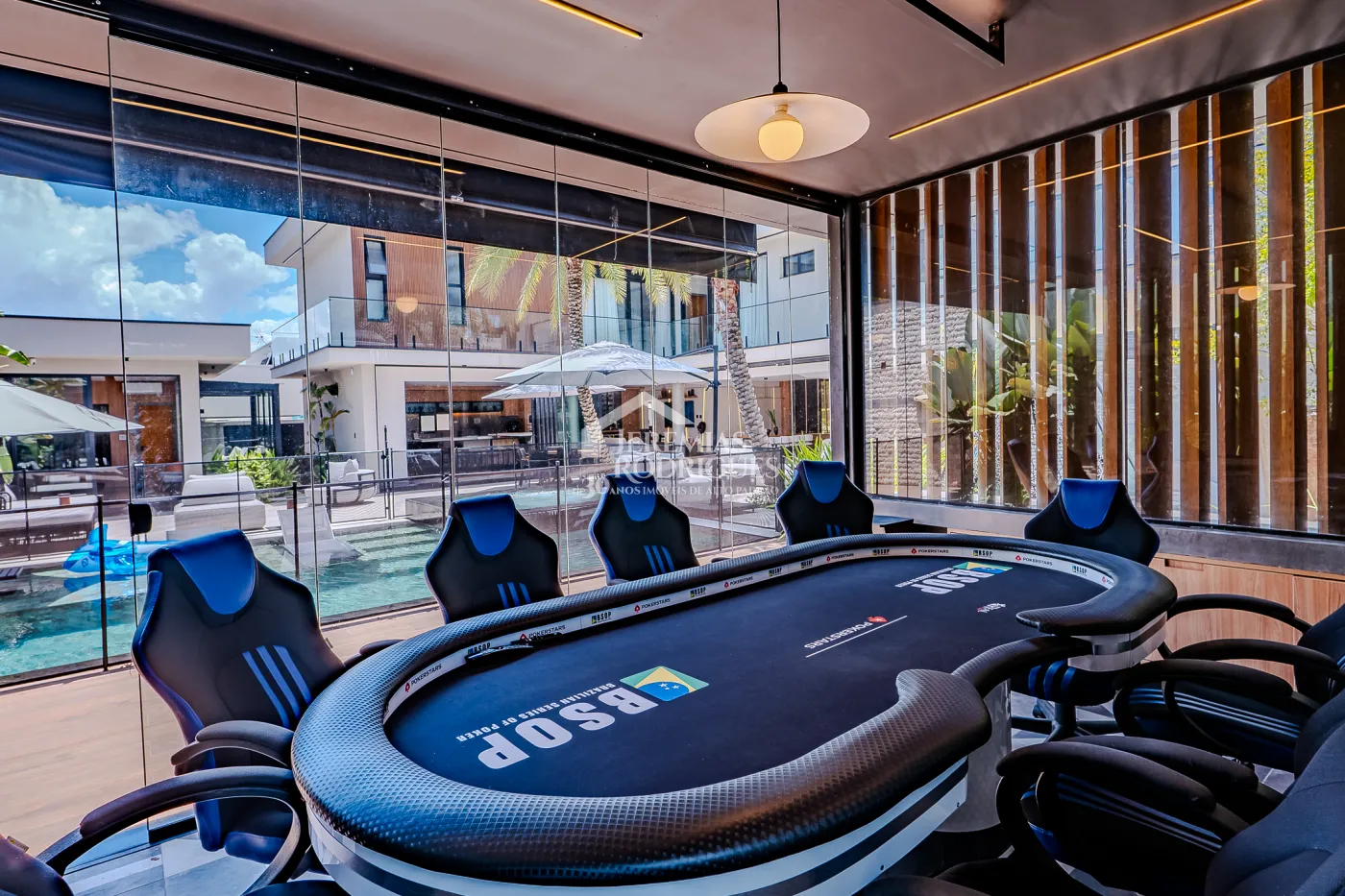 Casa à venda com 4 suítes no Condomínio Taubaté Village em Taubaté/SP.