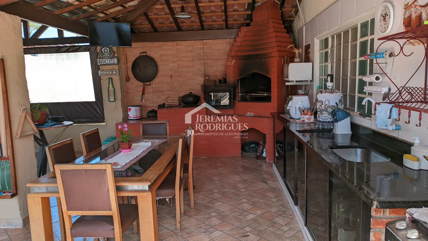 Chácara à venda com 5 dormitórios no bairro do Barreiro em Taubaté/SP.