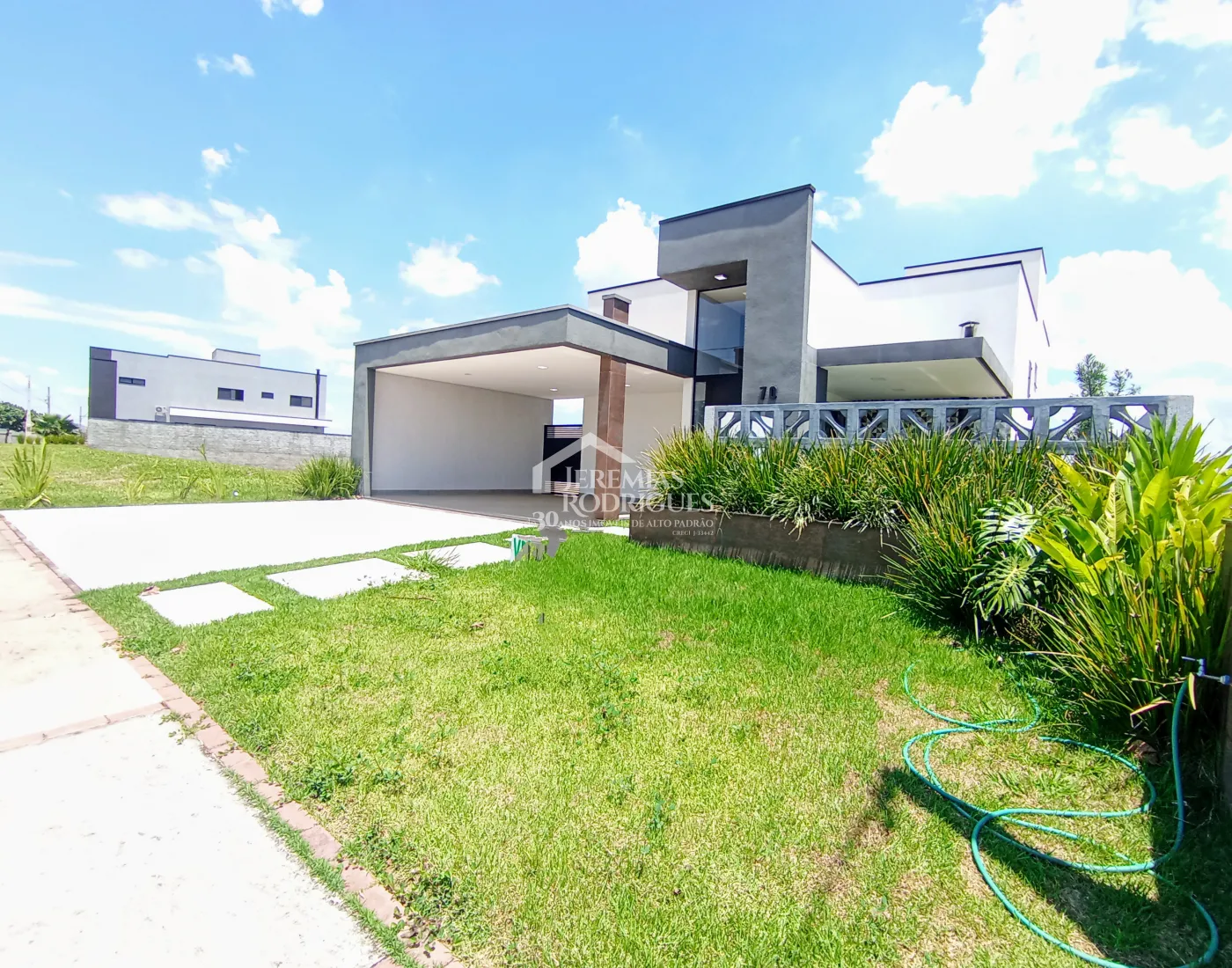 Casa assobradada à venda com 3 suítes no Condomínio Cyrela Landscape em Taubaté/SP.