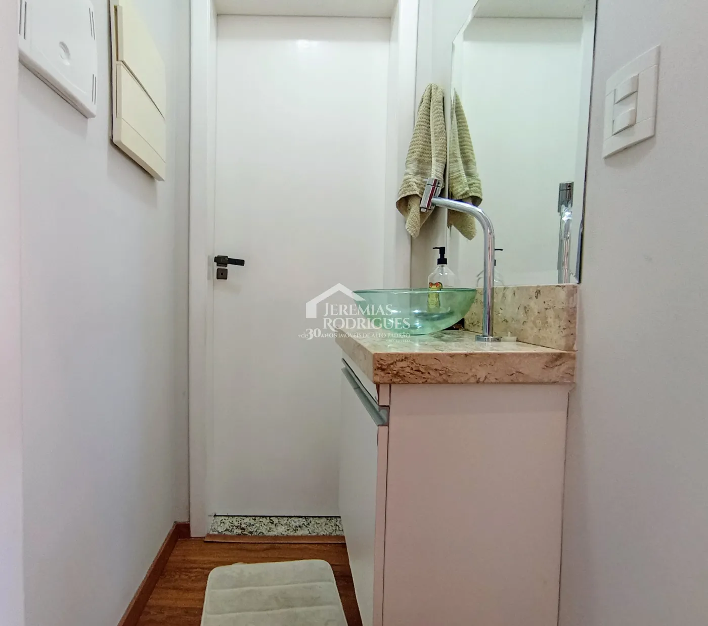 Casa à venda com 3 suítes no Condomínio Reserva dos Lagos em Pindamonhangaba/SP.