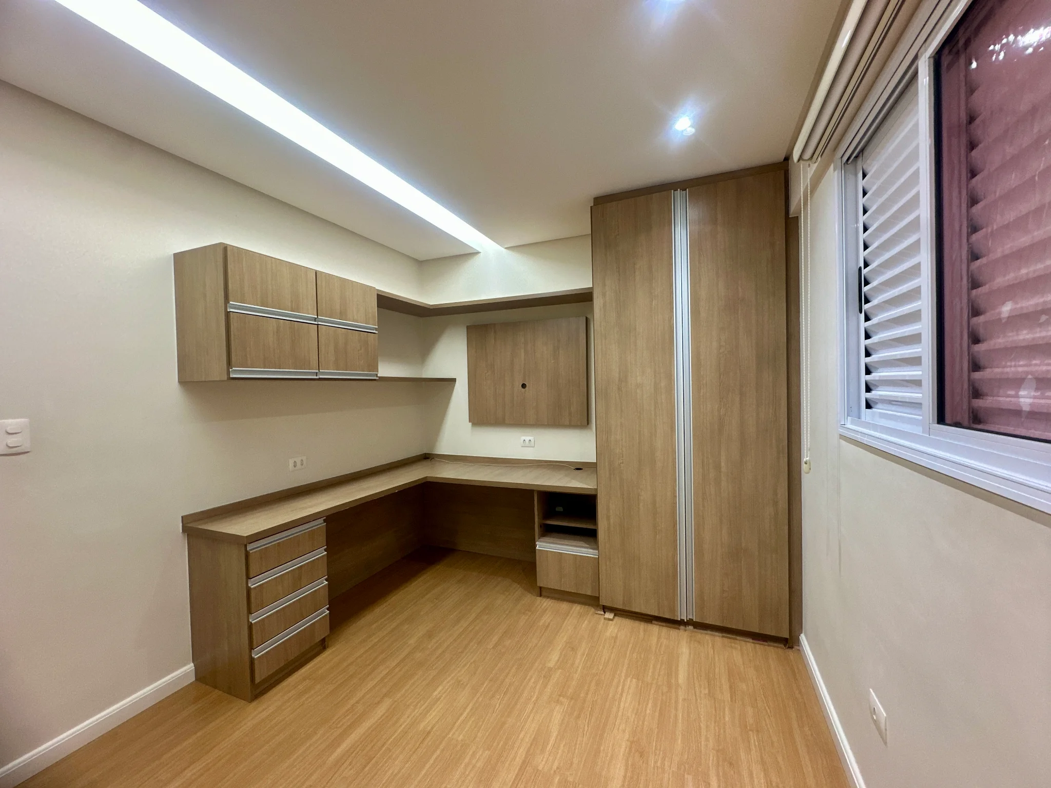 Apartamento mobiliado para venda e locação, 263 m² no Edifício Placere em Taubaté/SP.