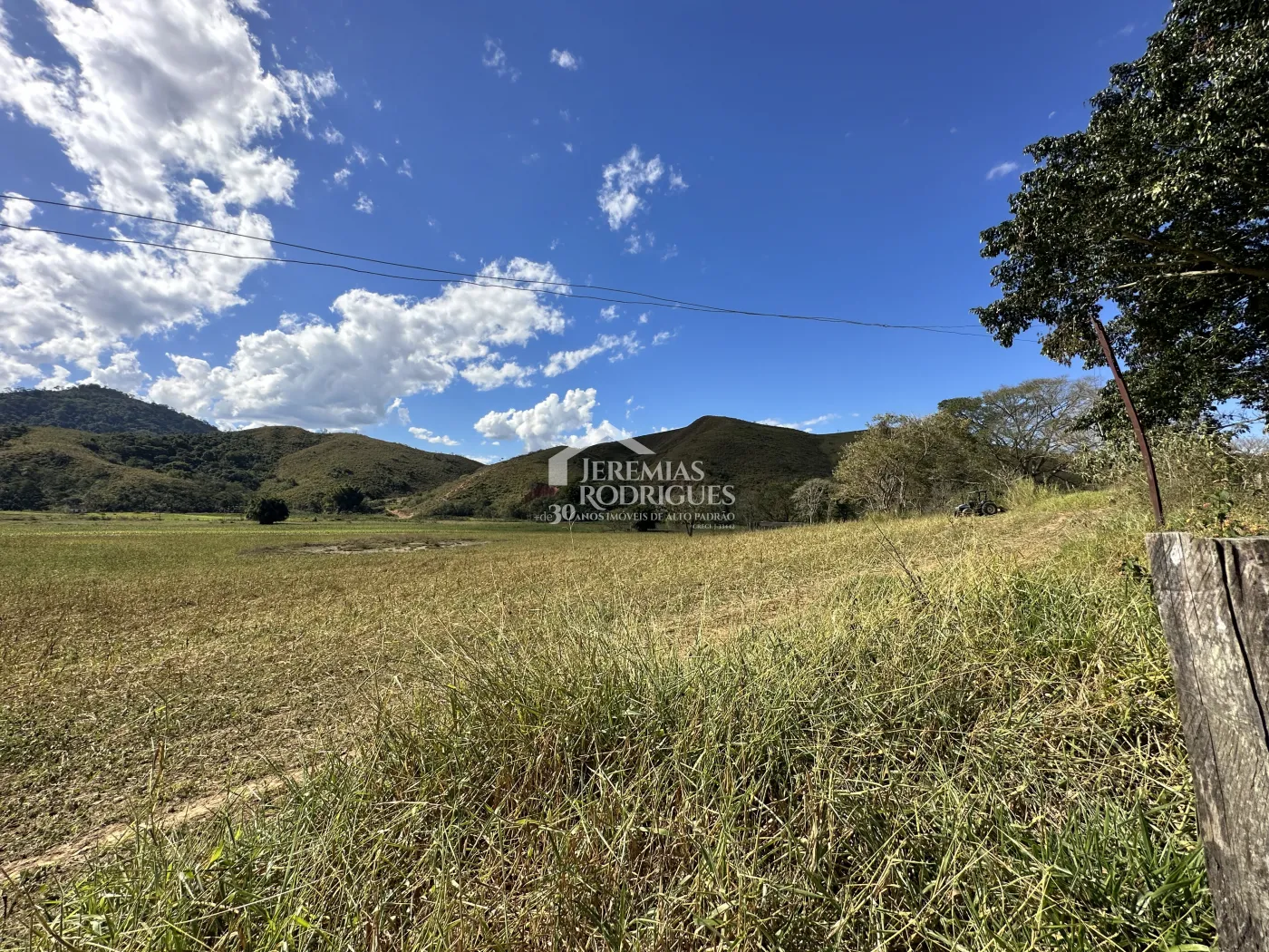Fazenda para criação de gado de corte e plantação de milho, com mais de 612 hectares, em Cruzeiro-SP.
