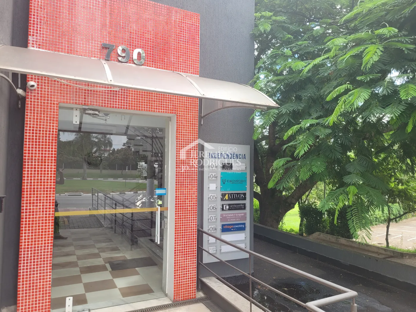 Três salas comerciais com 300 m² no Edifício Village Coworking em Pindamonhangaba/SP.