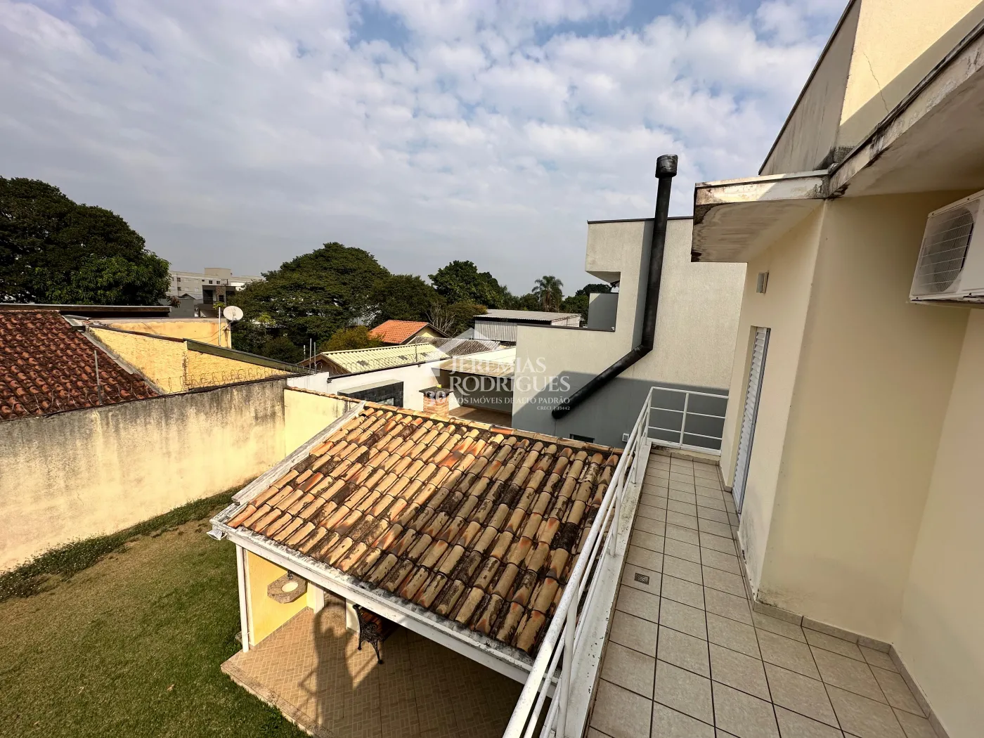 Casa à venda com 3 dormitórios no Condomínio Jatobá em Tremembé/SP.