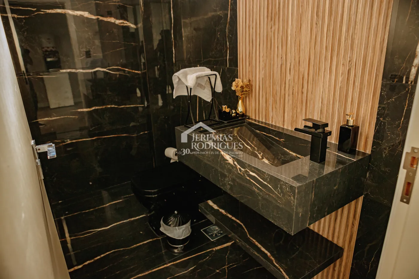 Casa com 3 suítes, 611 m² - Condomínio Village da Serra - Tremembé/SP