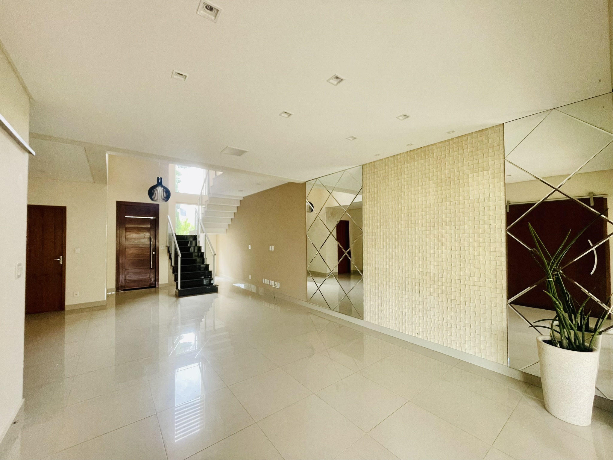 Casa para locação com 4 dormitórios no Condomínio Campos do Conde II em Tremembé/SP.