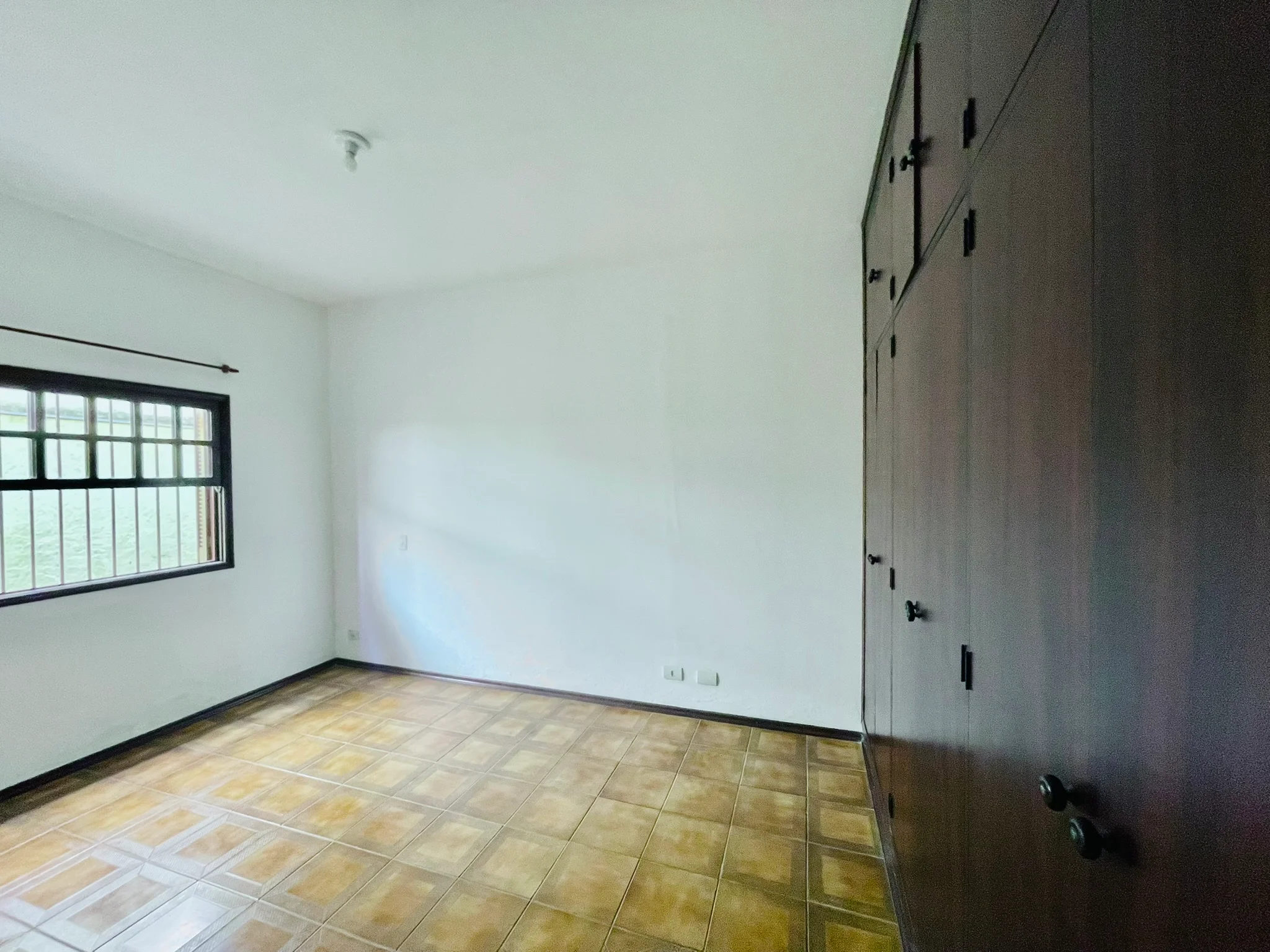 Casa para venda e locação no bairro Jardim das Nações em Taubaté/SP. 