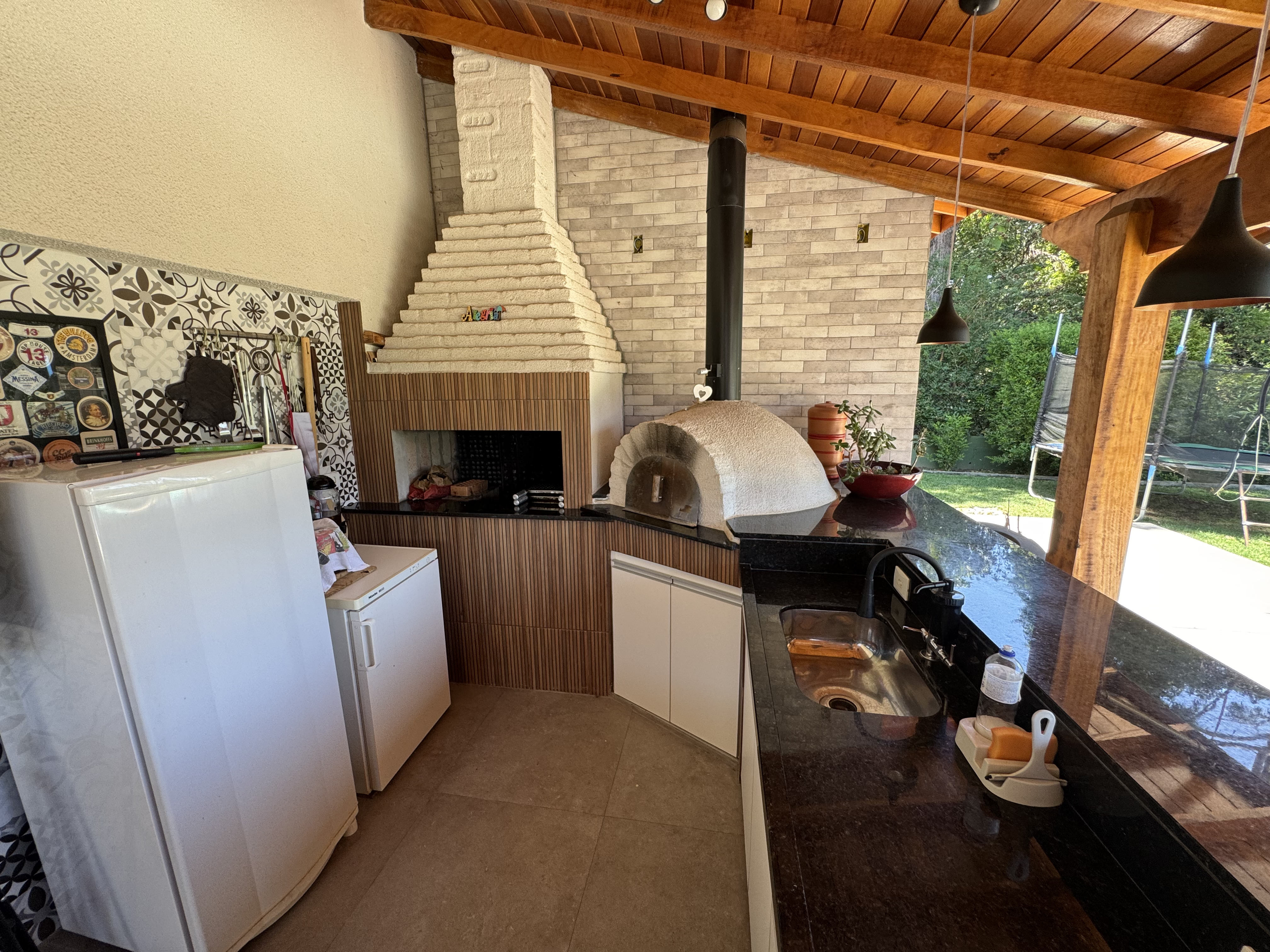 Casa à venda com 4 dormitórios no Condomínio Village Paineiras em Pindamonhangaba/SP.