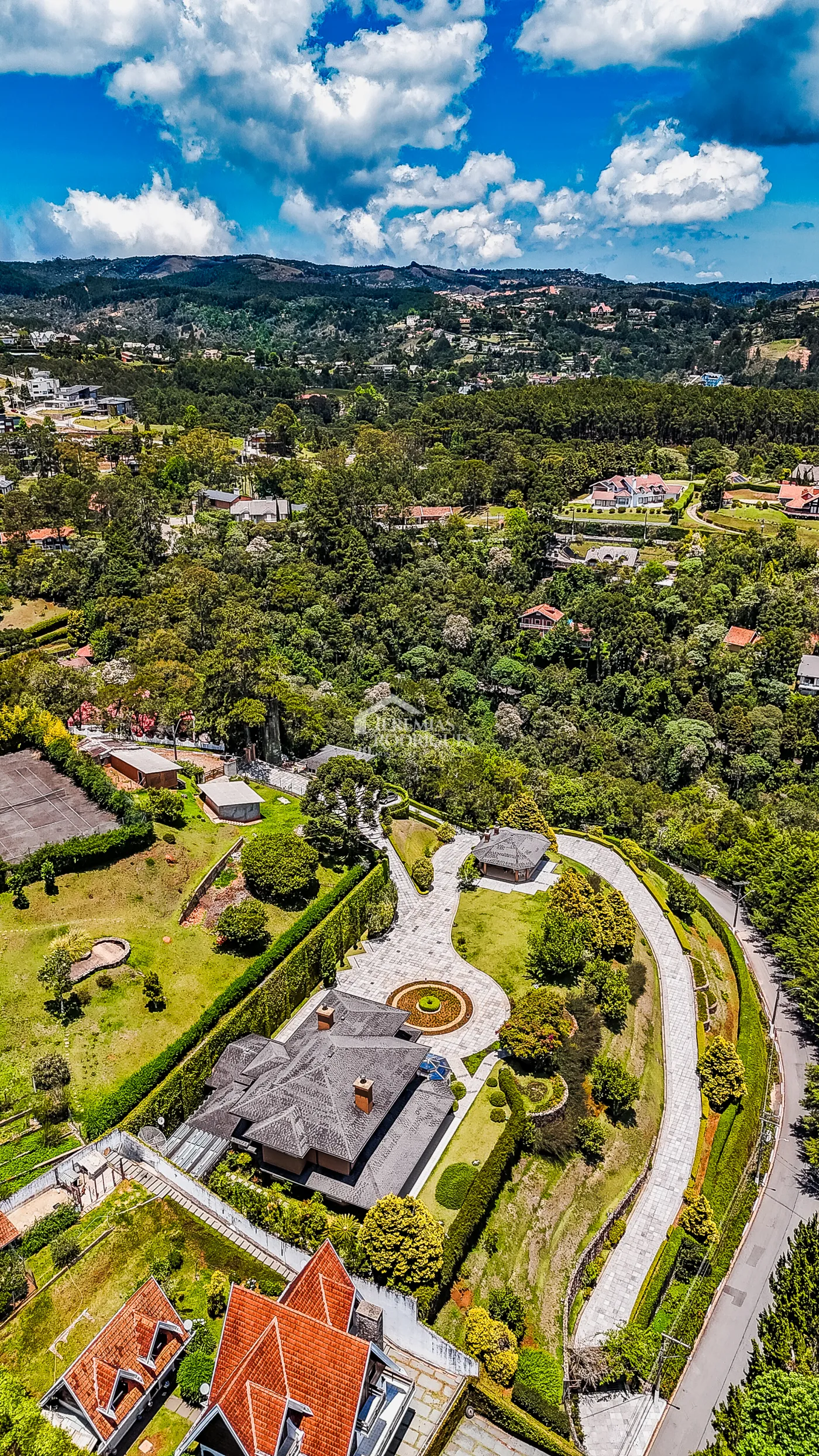 Casa com 4 suítes, 670 m² - Alto do Capivari - Campos do Jordão/SP.