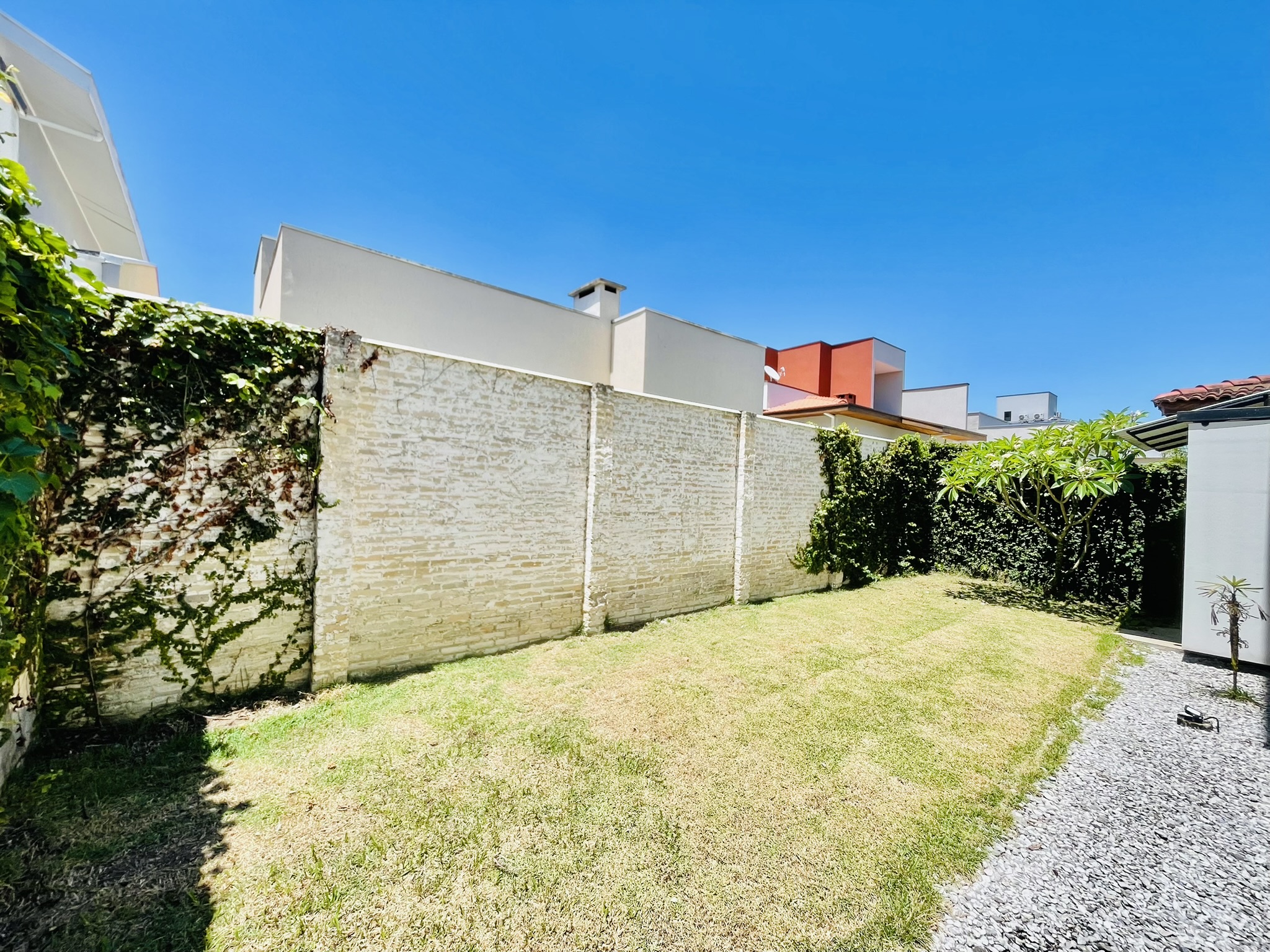 Casa à venda com 3 suítes no Condomínio Campos do Conde II em Tremembé/SP.