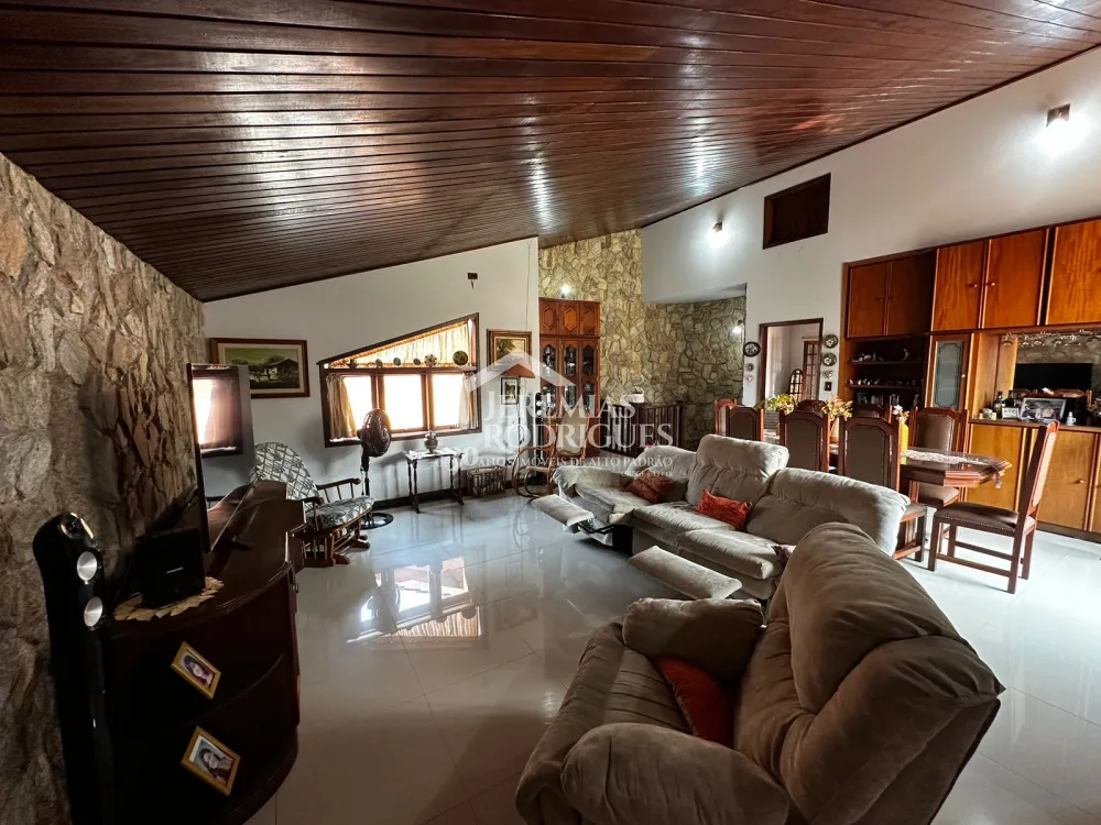 Casa à venda com 6 dormitórios no bairro Jardim das Nações em Taubaté/SP.