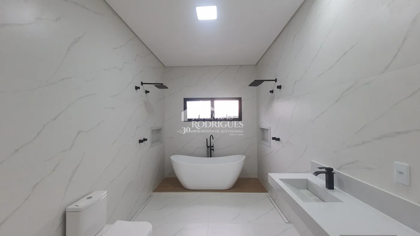 Casa à venda com 3 suítes no Condomínio Chácaras Cataguá em Taubaté/SP.