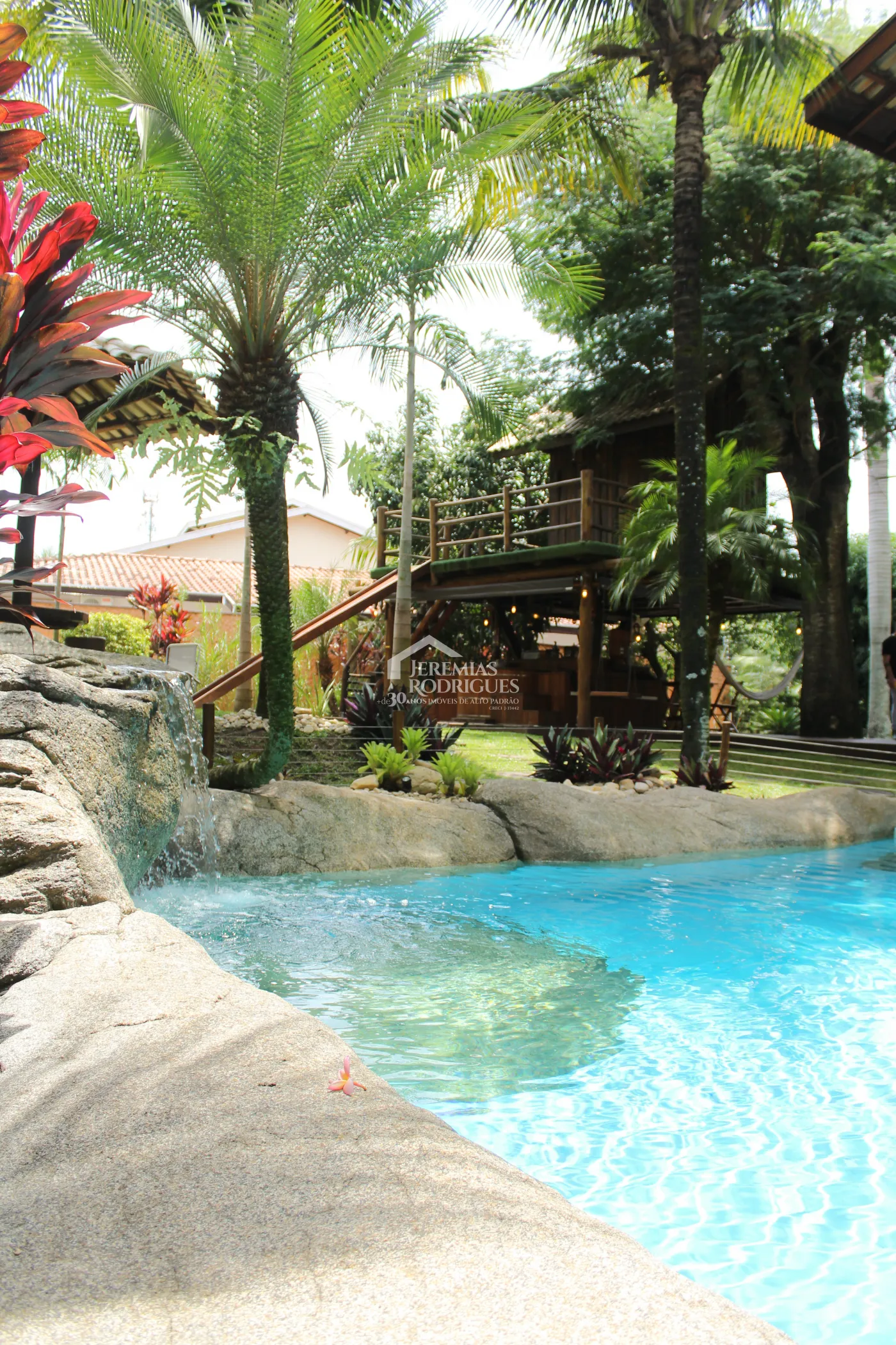 Casa para venda e locação com 5 dormitórios no Condomínio Taubaté Village em Taubaté/SP.