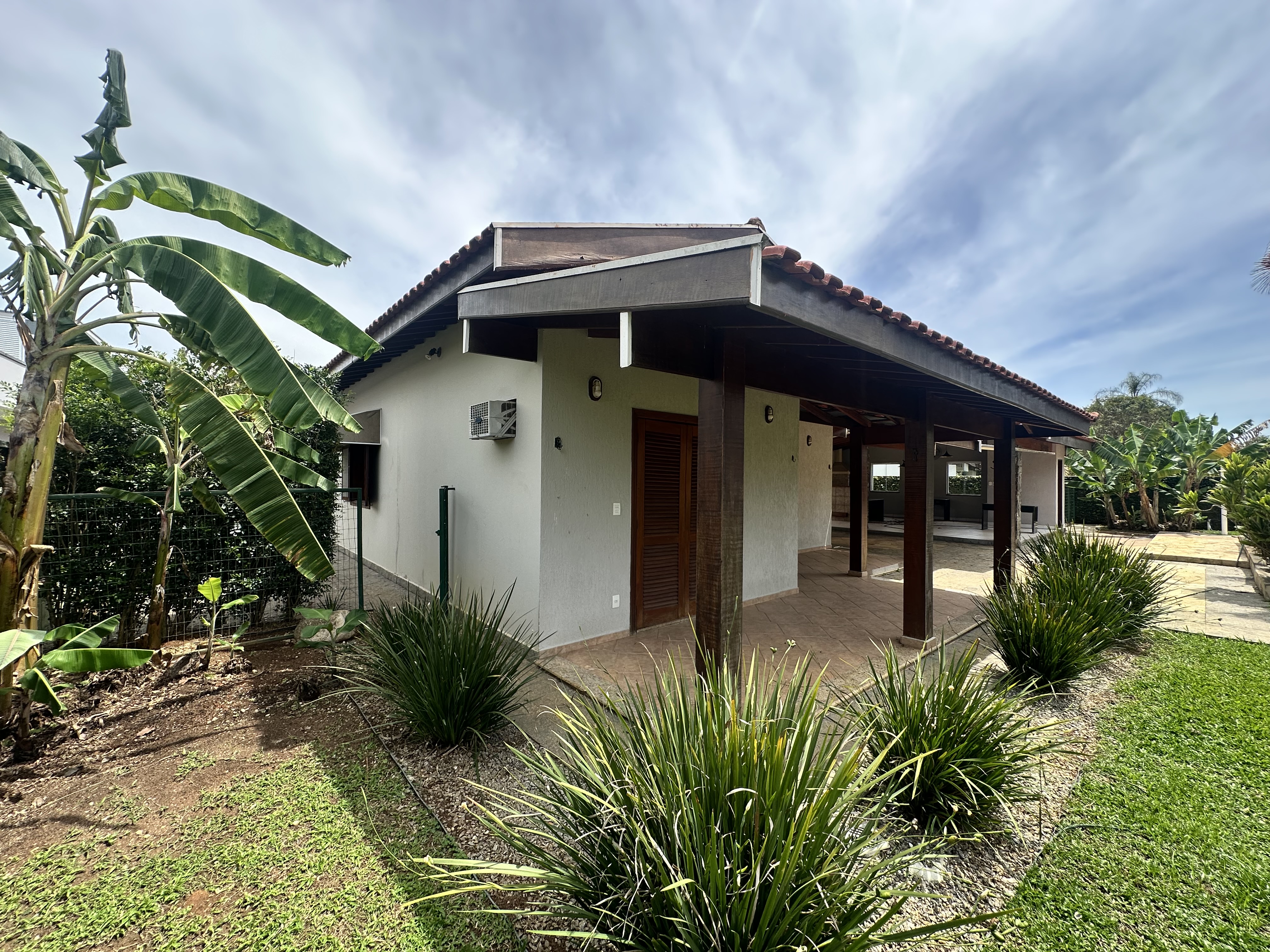 Casa para venda e locação com 6 dormitórios no Condomínio Village Paineiras em Pindamonhangaba/SP.