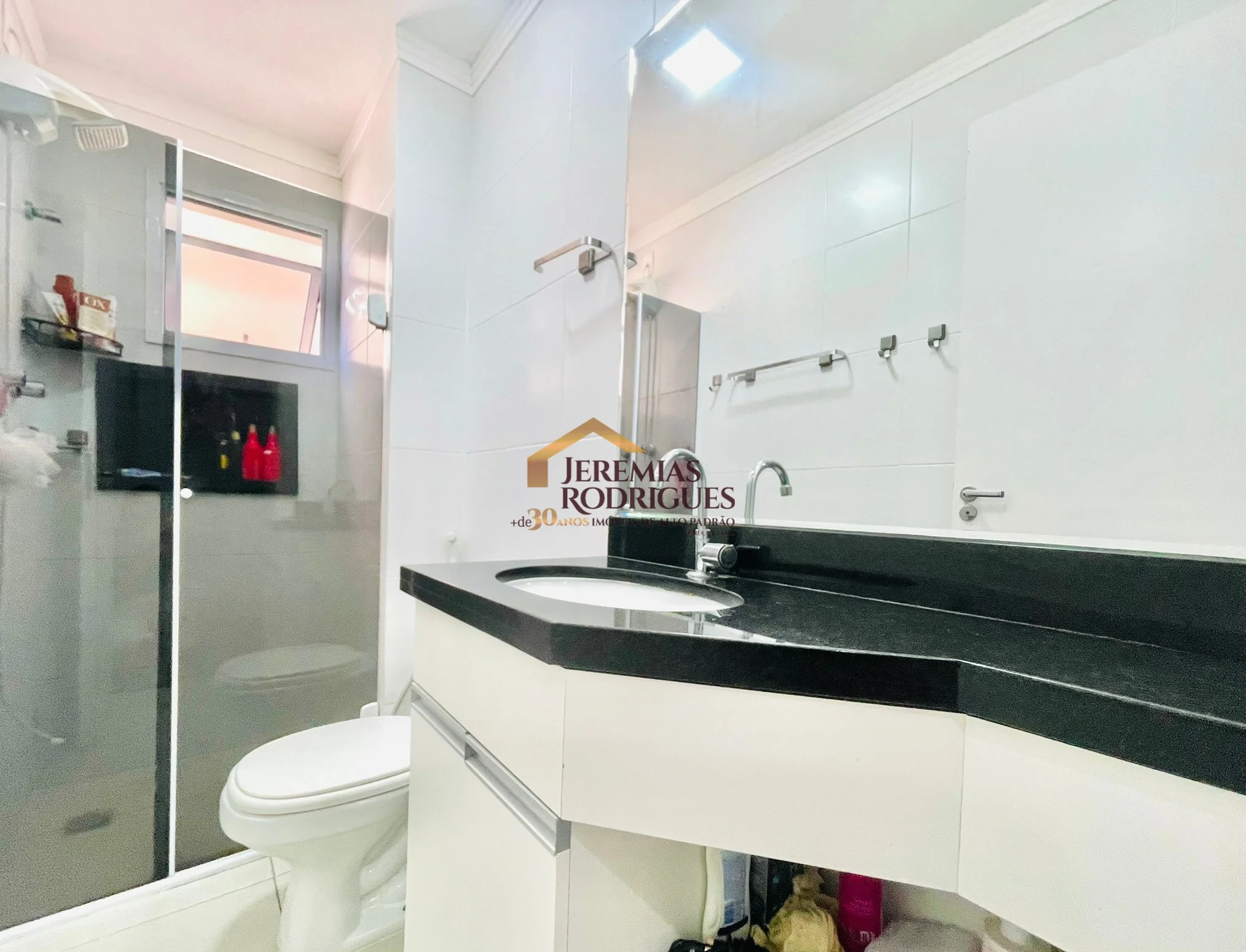 Apartamento à venda no Edifício Maison em Taubaté/ SP.