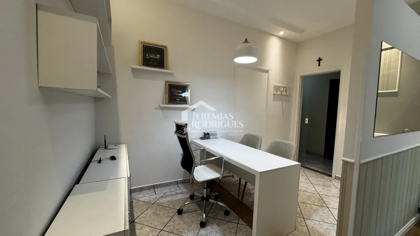 Sala comercial para venda e locação com 327 m² em Pindamonhangaba/SP.