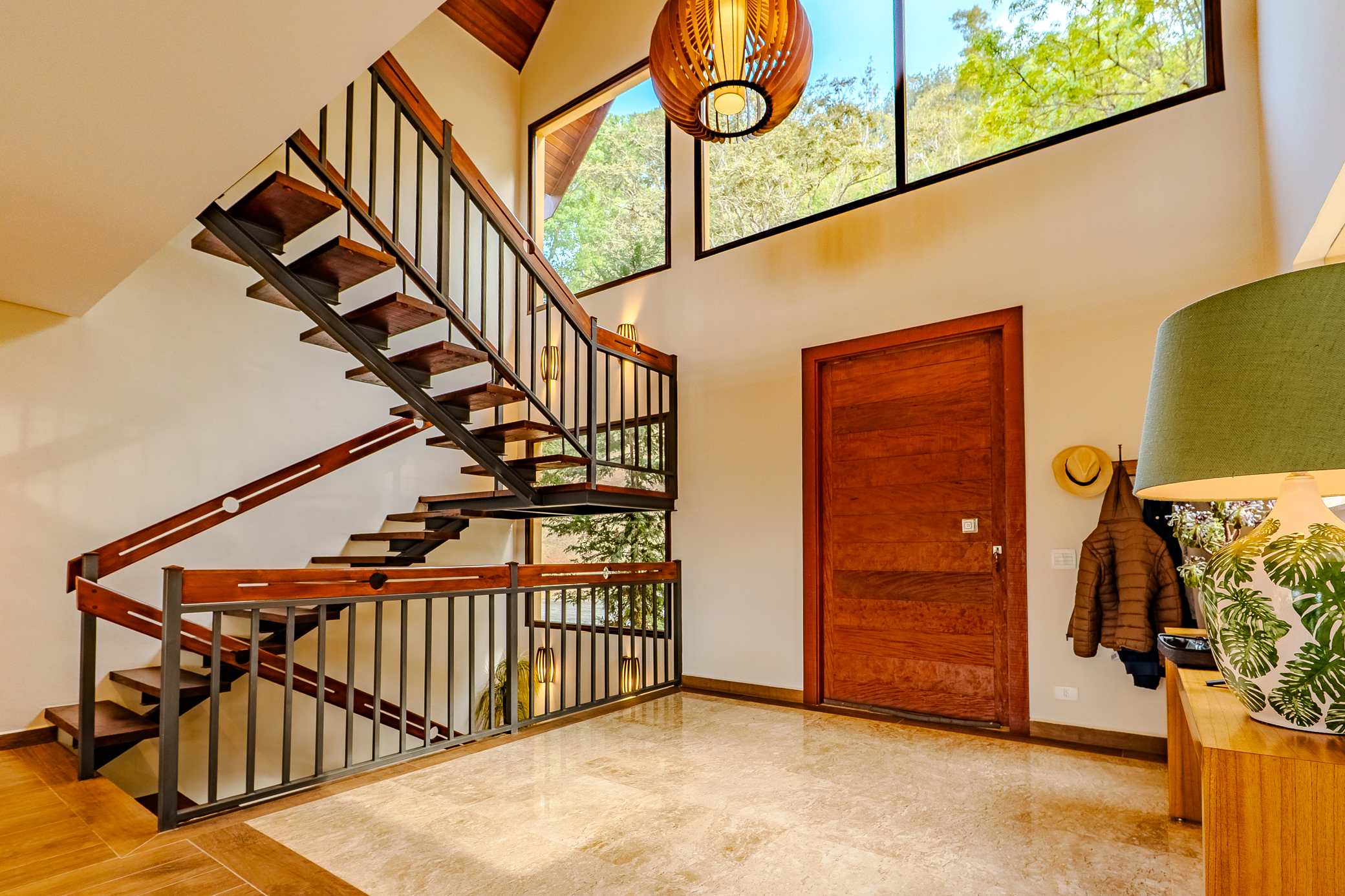 Casa à venda com com 5 suítes no Condomínio Country Club em Santo Antônio do Pinhal/SP. 