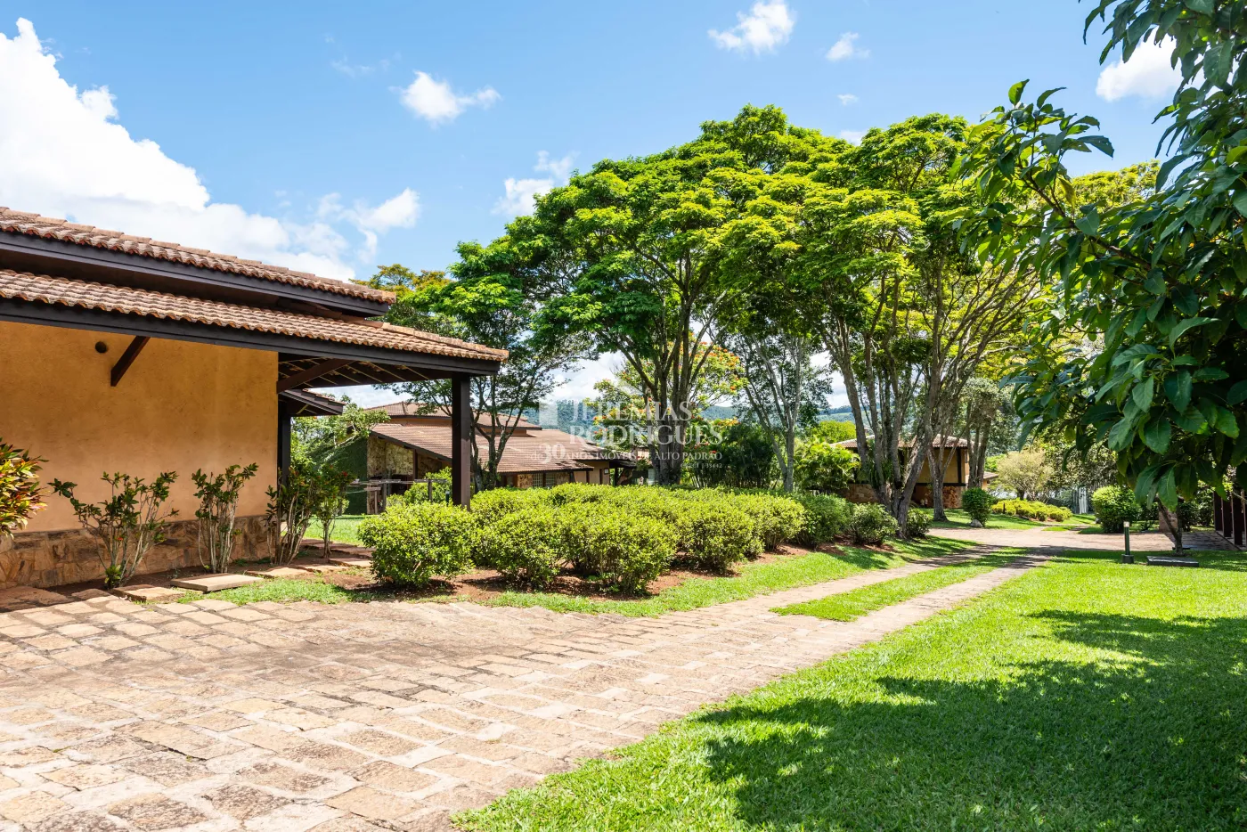 Sitio com 9 suítes, 2.600 m² - Piracaia/SP.
