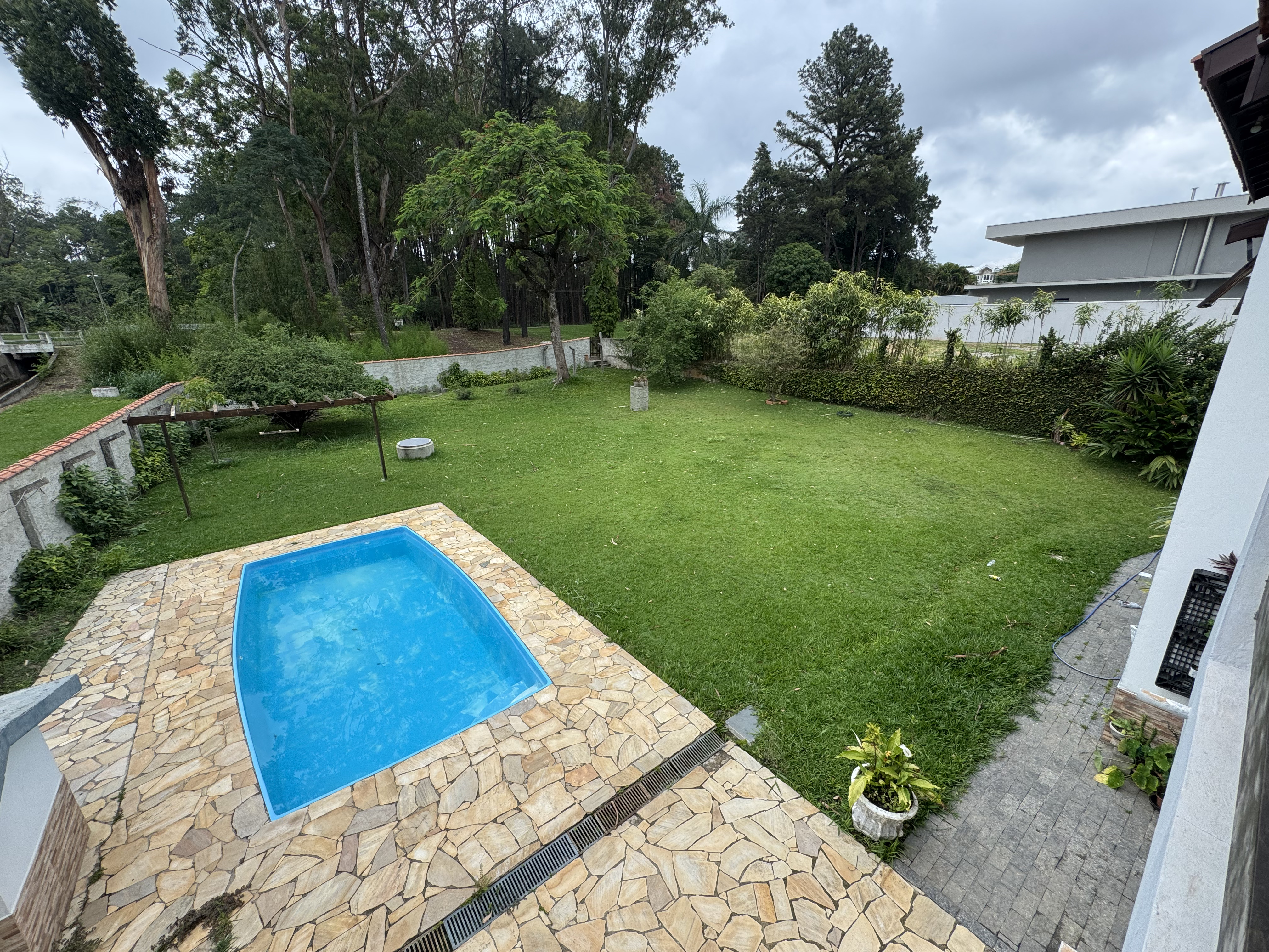 Casa à venda com 3 dormitórios no Condomínio Village Paineiras em Pindamonhangaba/SP.