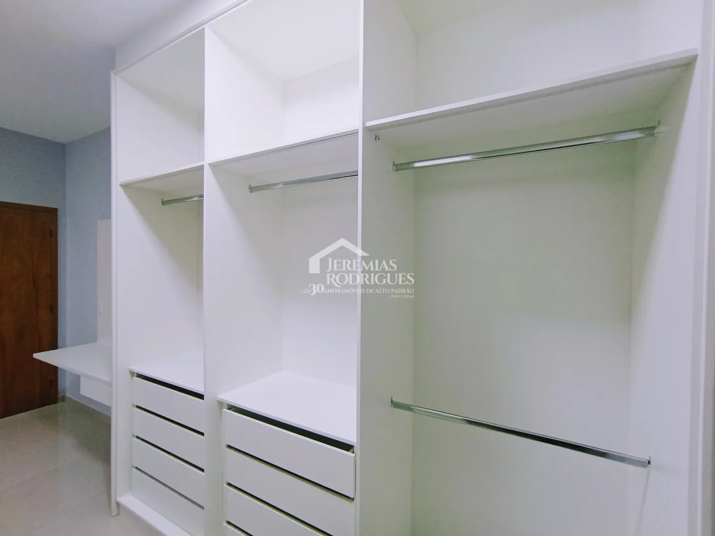 Casa à venda com 3 dormitórios no Condomínio Morada do Visconde em Tremembé/SP.