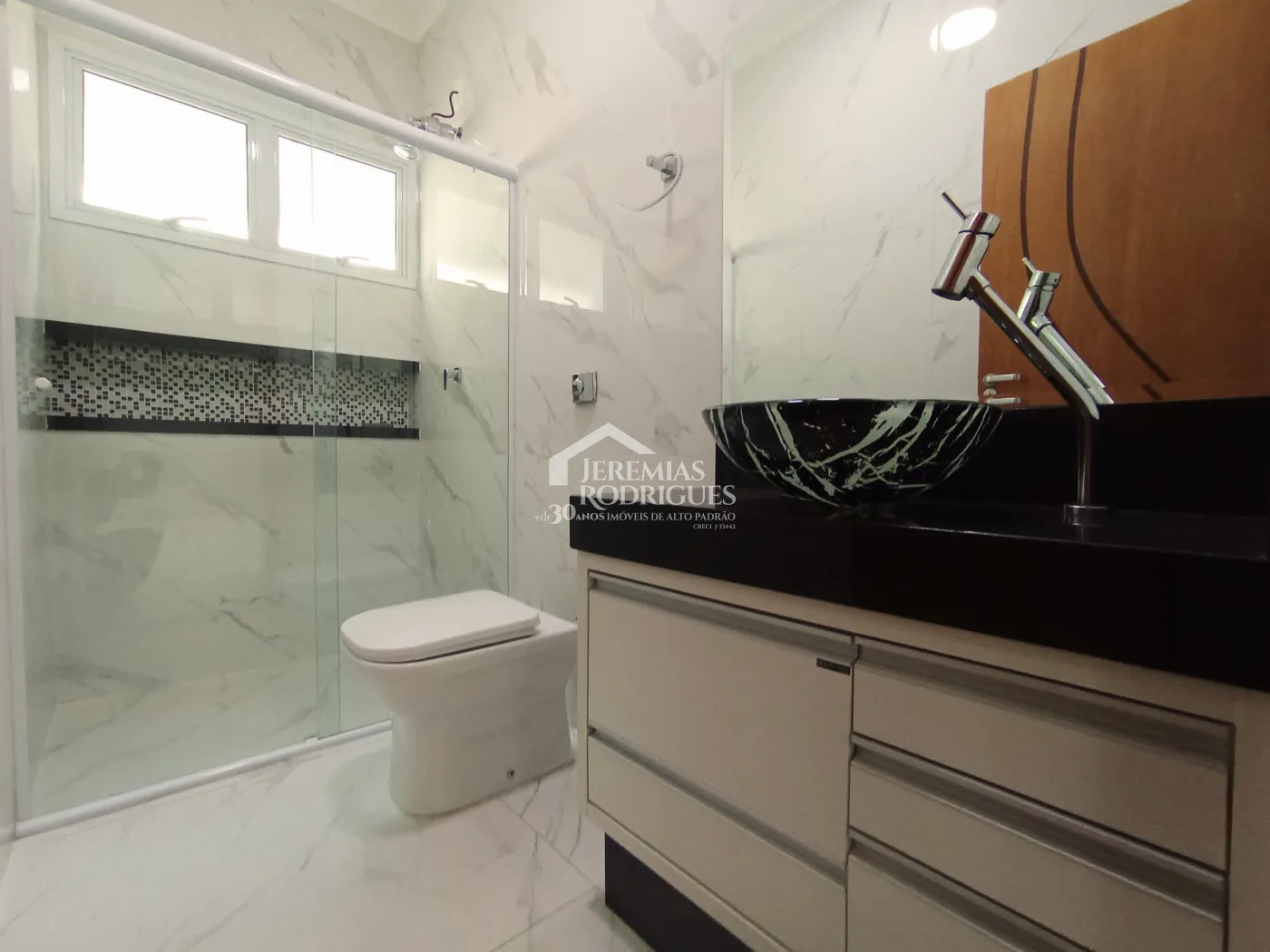 Casa para venda e locação com 3 dormitórios, no Condomínio Campos do Conde II em Tremembé/SP.