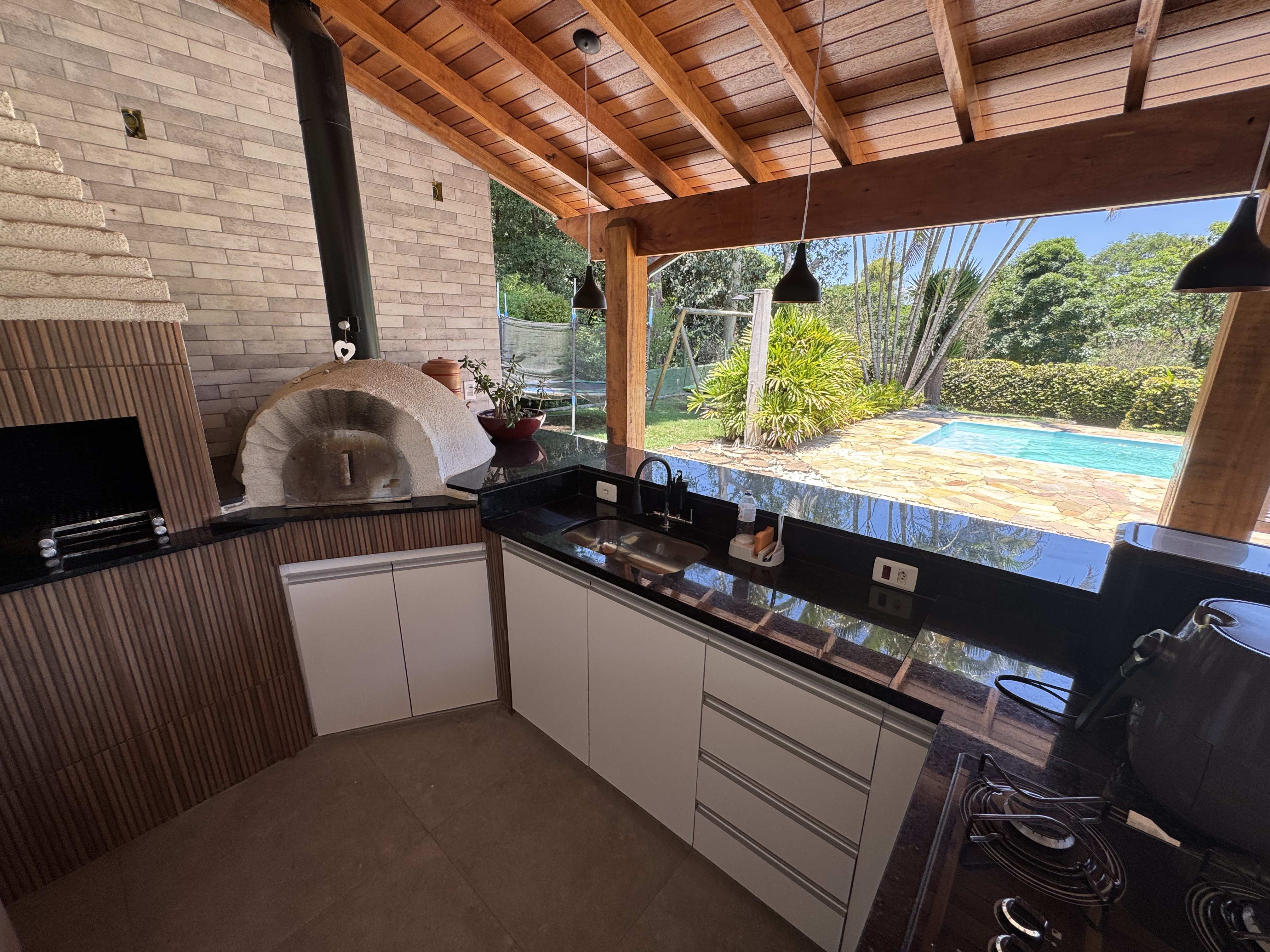 Casa à venda com 4 dormitórios no Condomínio Village Paineiras em Pindamonhangaba/SP.