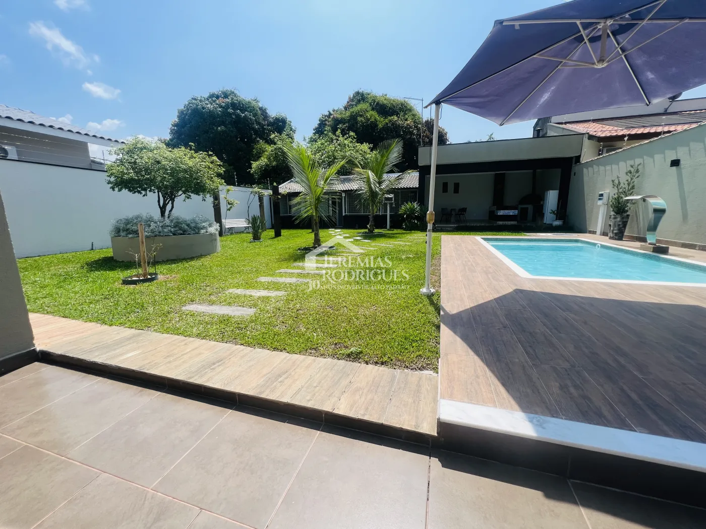 Casa à venda com 3 dormitórios no bairro Lessa em Pindamonhangaba/SP. 